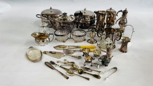 AN ASSORTED GROUP OF SILVER PLATED WARES TO INCLUDE 2 X TEAPOTS, PAIR TUREEN & COVERS,