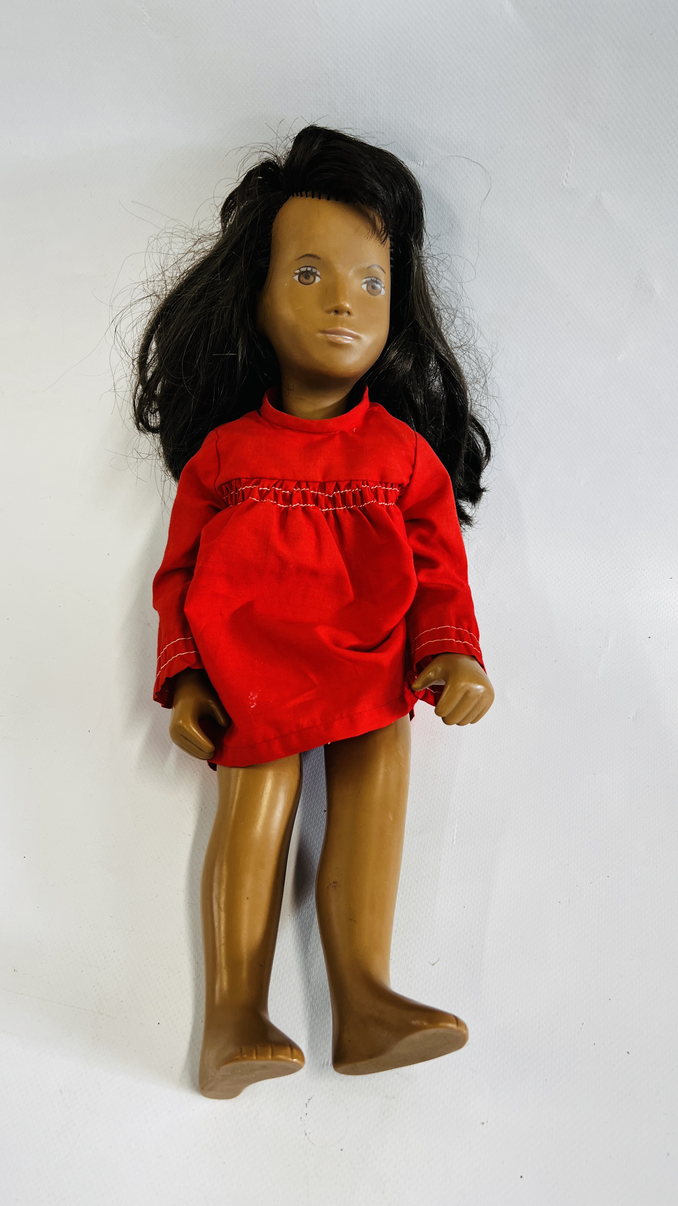 AN ORIGINAL VINTAGE SASHA DOLL "104" IN ORIGINAL CLOTHES (NO SHOES OR WRIST TAG).