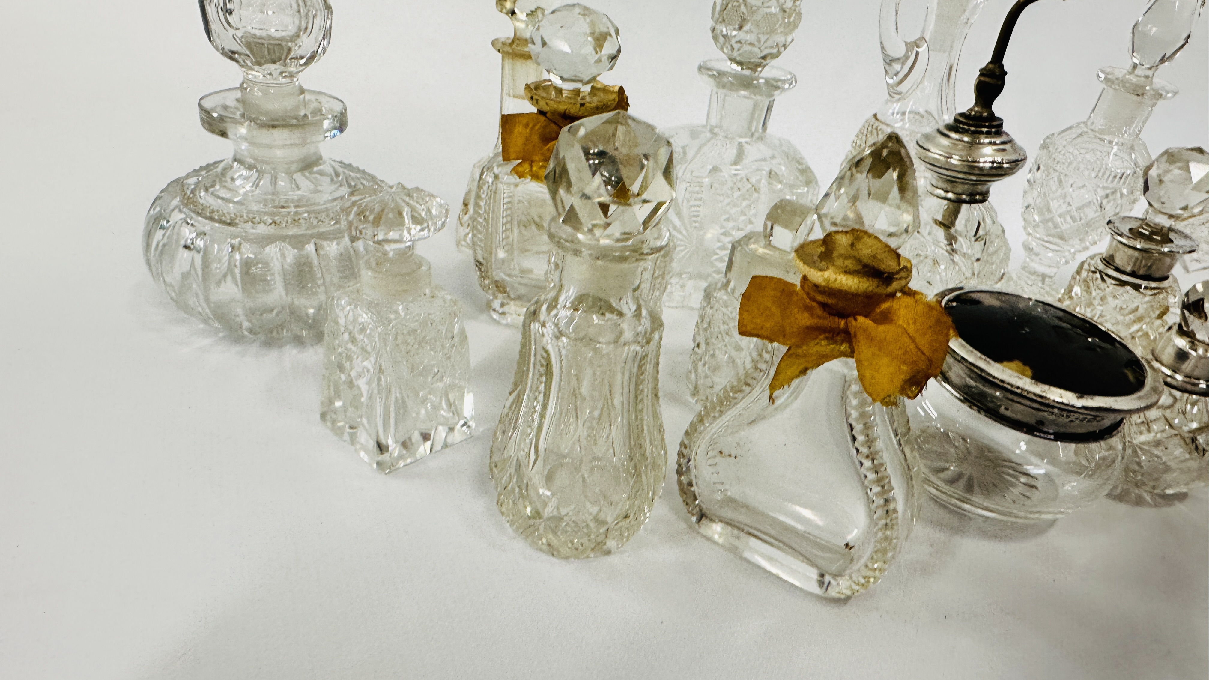 A QUANTITY OF SCENT BOTTLES, SOME SILVER DECORATED. - Image 5 of 14