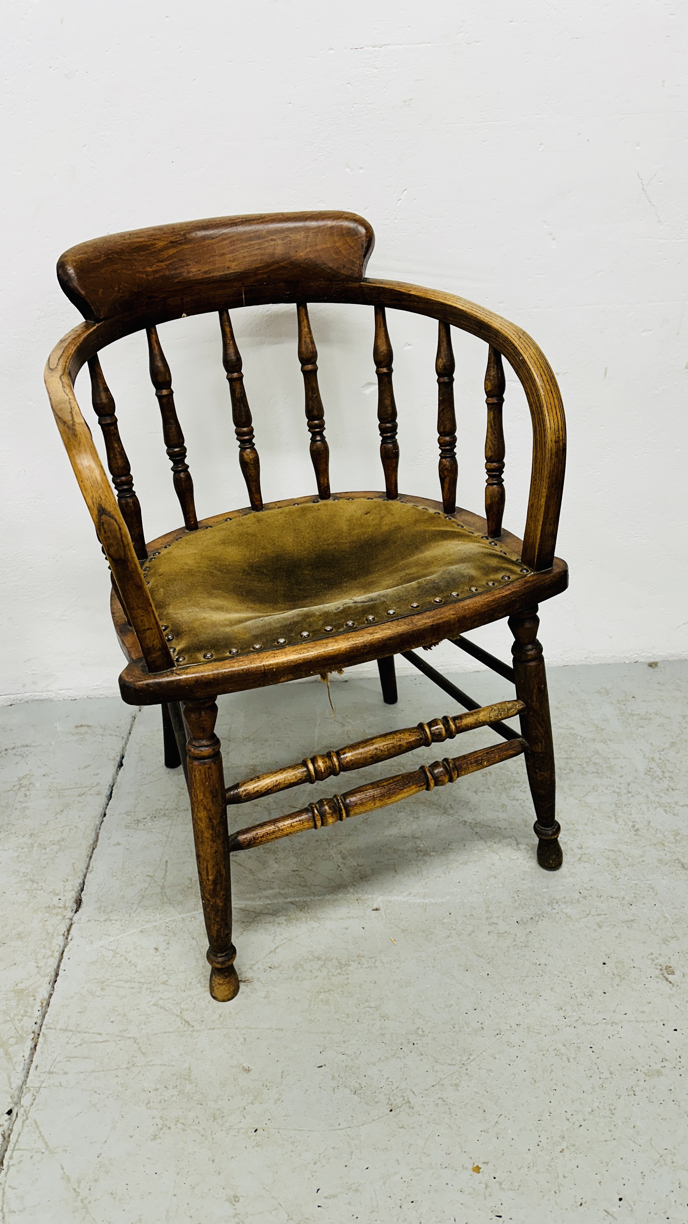 A PAIR OF ANTIQUE SOLID OAK CHAIRS HAVING GREEN LEATHERED SEATS. - Image 2 of 18