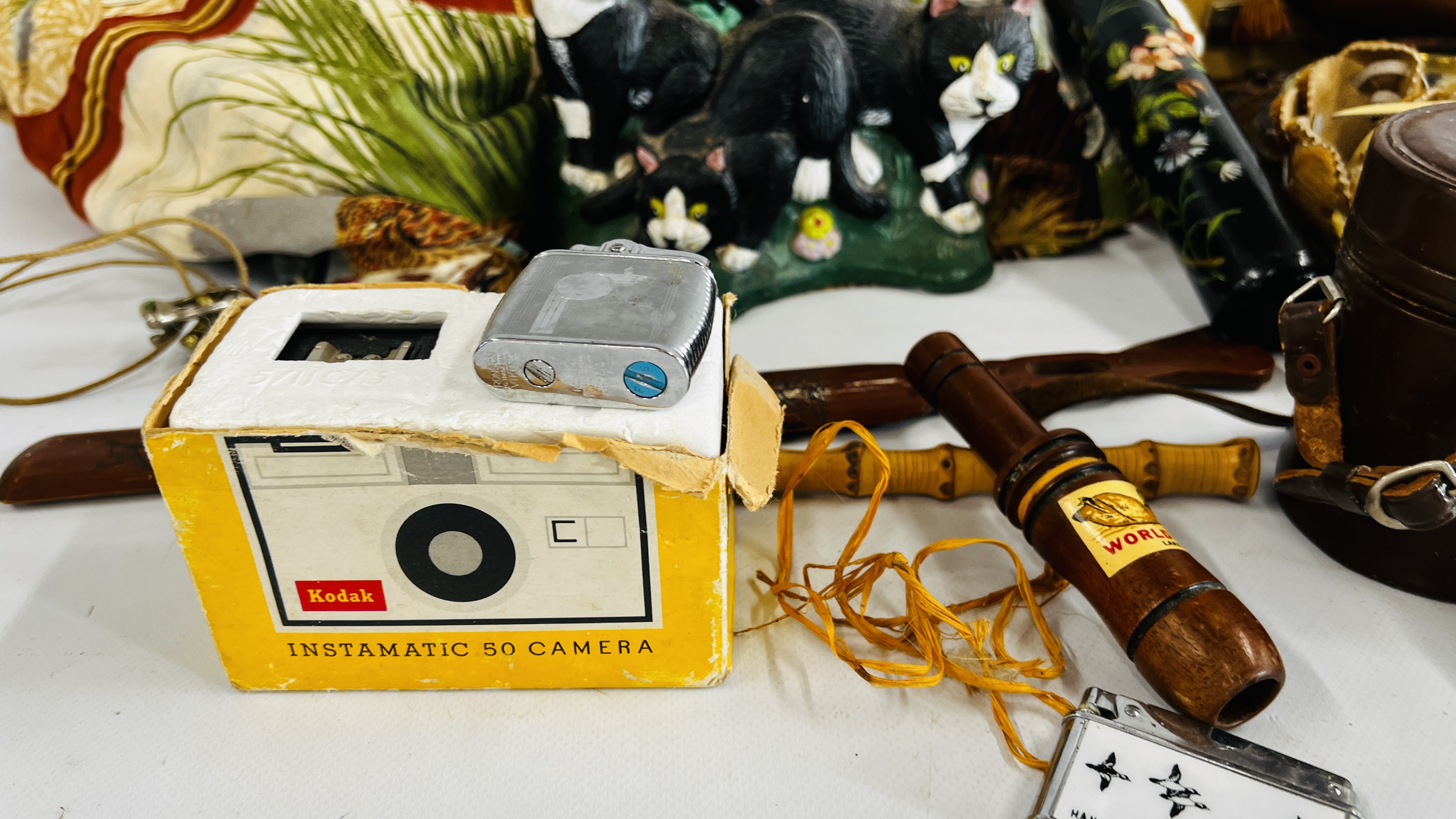 A BOX OF ASSORTED COLLECTIBLES TO INCLUDE BINOCULARS, LEATHER EMBOSSED BAG, CAST DOOR STOP, - Image 3 of 11