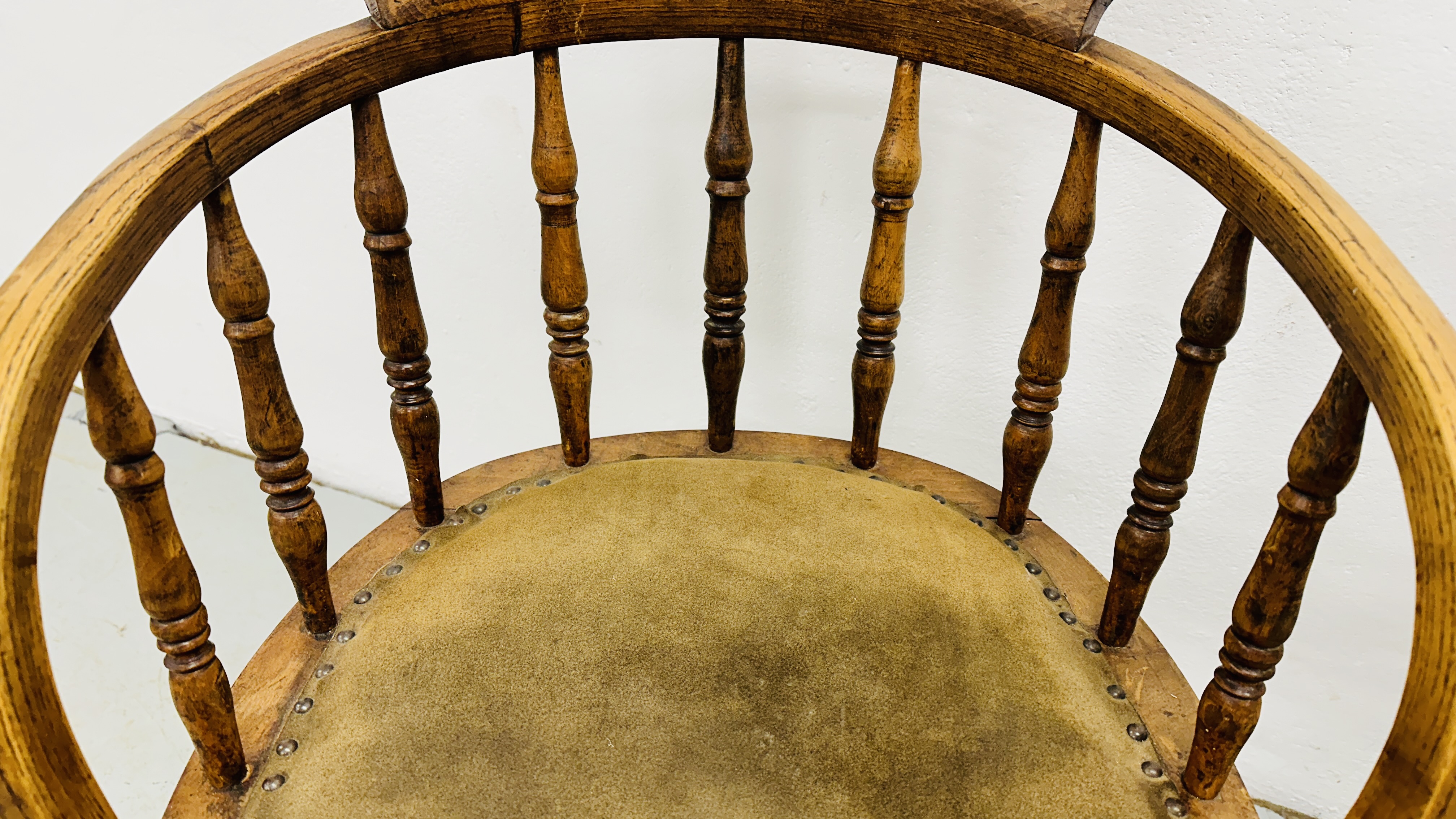 A PAIR OF ANTIQUE SOLID OAK CHAIRS HAVING GREEN LEATHERED SEATS. - Image 15 of 18