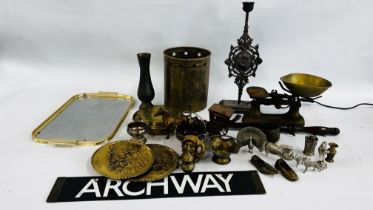 A BOX OF ASSORTED VINTAGE METALWARE TO INCLUDE A BRASS WARMING PAN, SCALES,