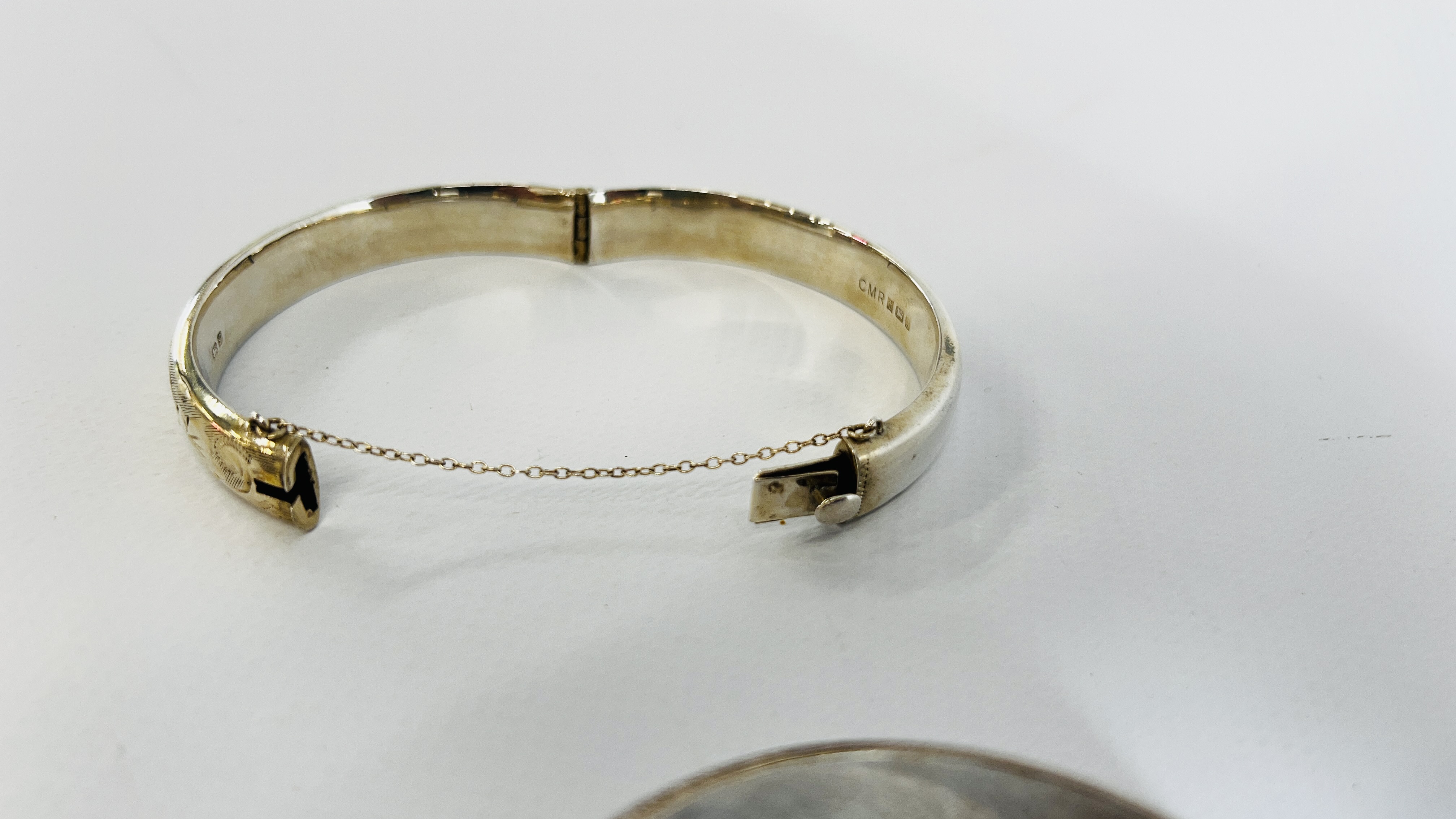 TWO SILVER ENGRAVED HINGED BANGLES BOTH HAVING SAFETY CHAINS. - Image 10 of 11