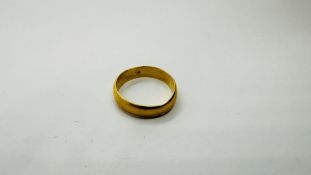 A 22CT GOLD WEDDING BAND.