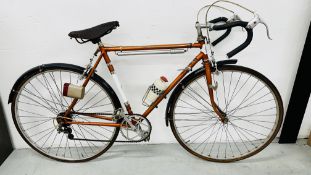 VINTAGE RALEIGH 5 SPEED BICYCLE WITH LEATHER SADDLE, FRAME DAMAGED SPARES AND REPAIRS.