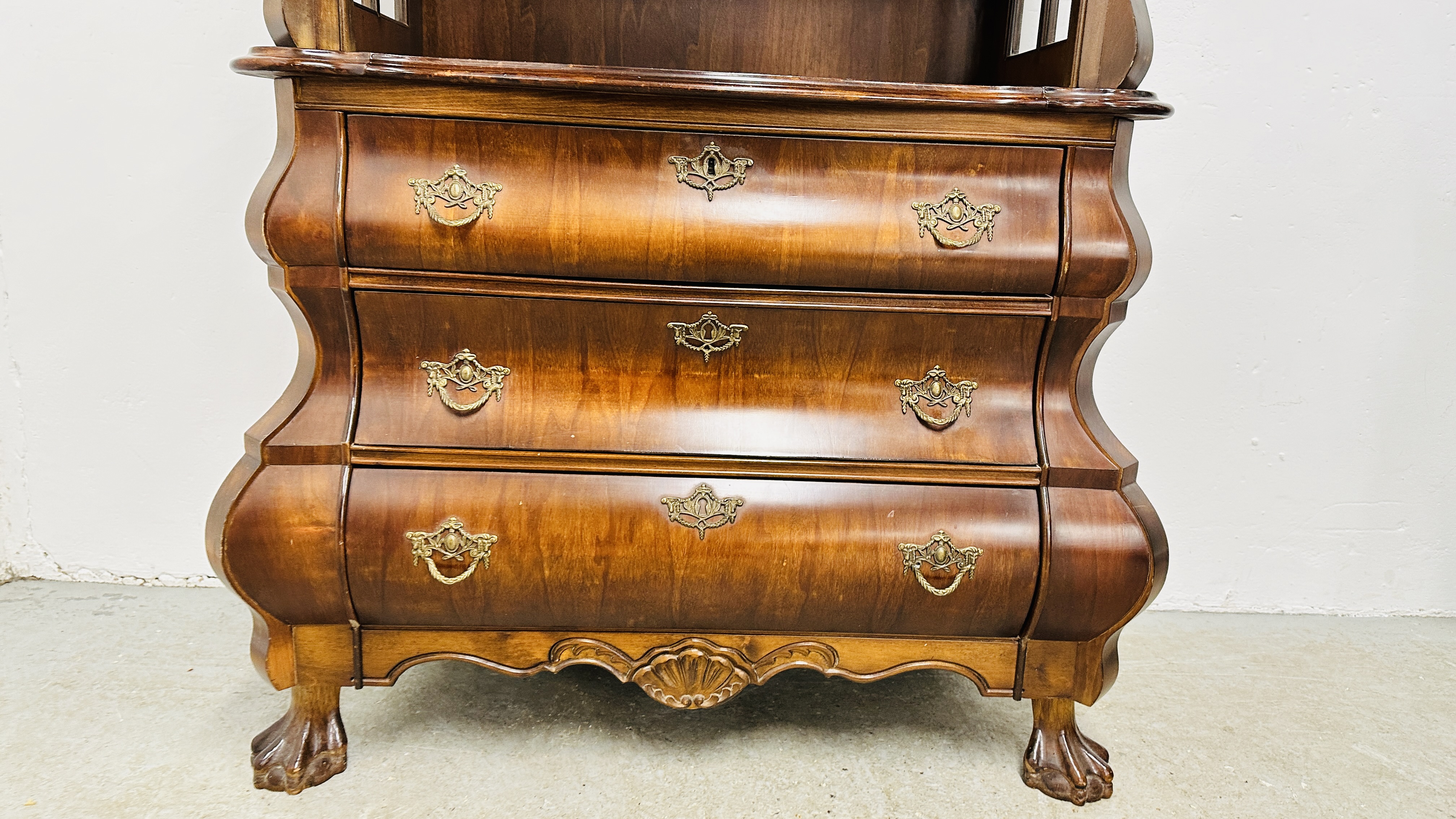 A REPRODUCTION MAHOGANY FINISH GLAZED TOP DISPLAY CABINET ON 3 DRAWER BASE - W 88CM X D 47CM X H - Image 9 of 11