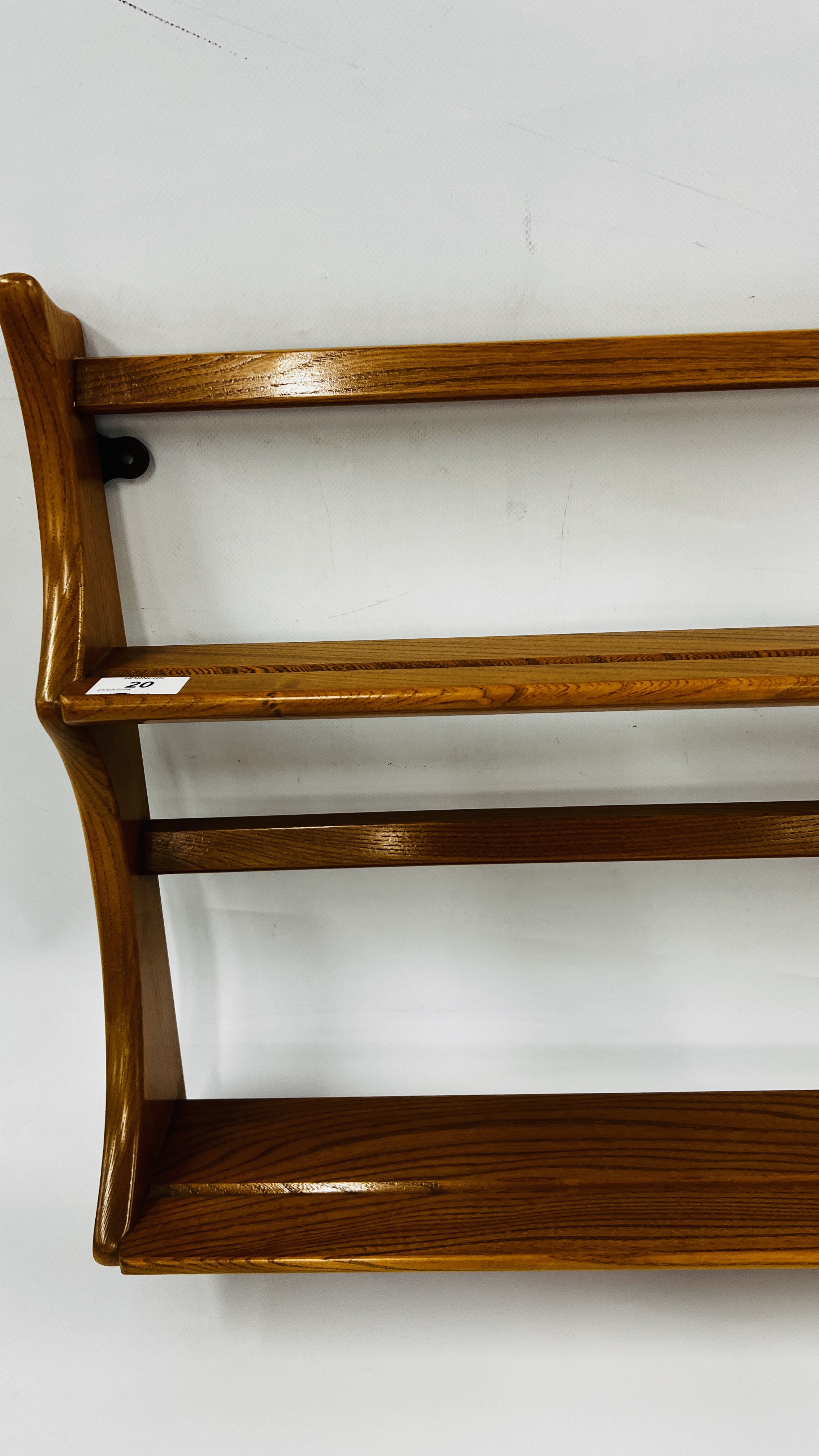 AN ERCOL WINDSOR WALL HANGING PLATE RACK, W 97CM. - Image 3 of 7