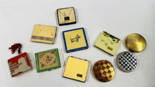 A GROUP OF TEN VINTAGE COMPACTS TO INCLUDE ENAMELED EXAMPLES.