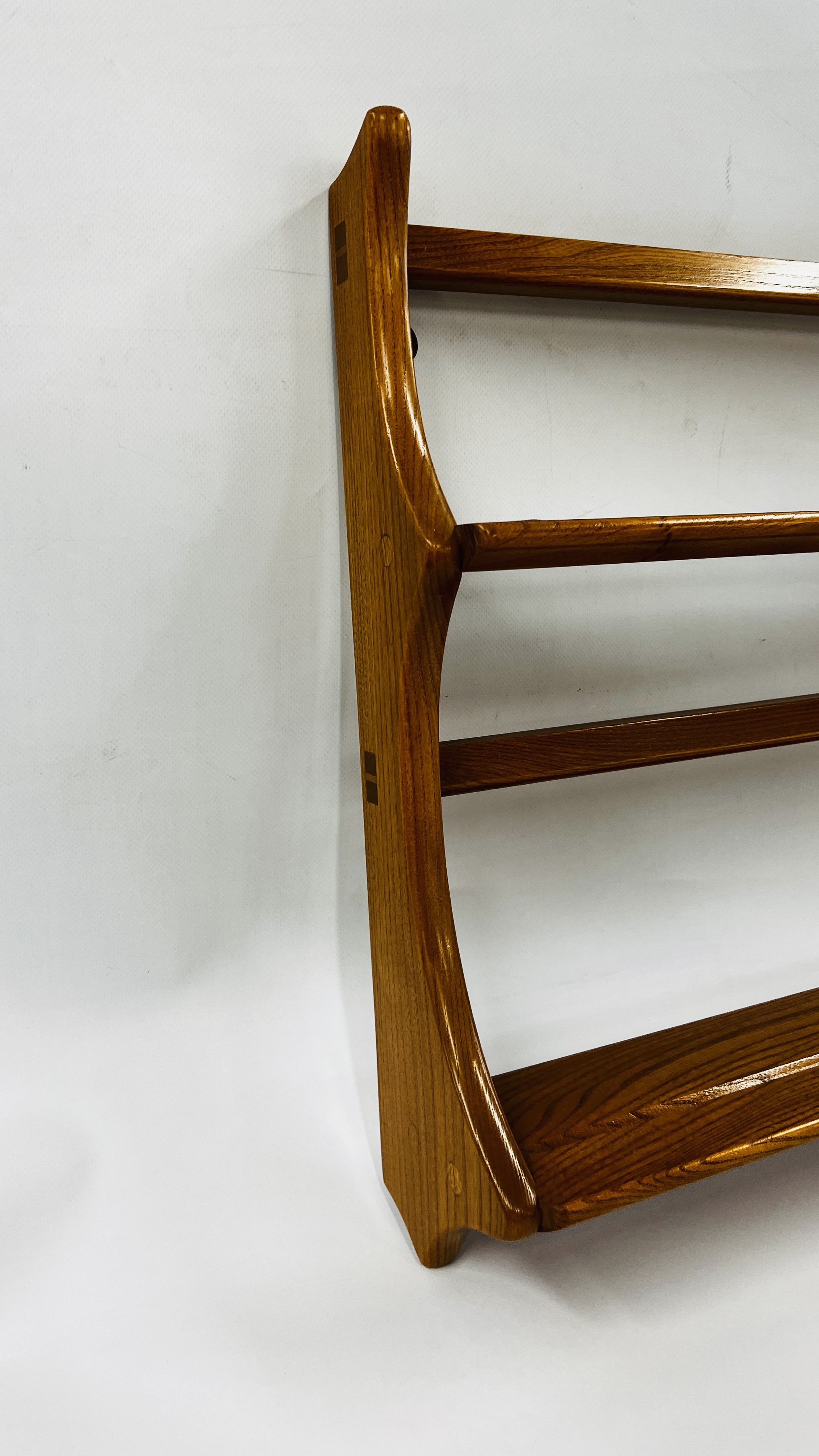 AN ERCOL WINDSOR WALL HANGING PLATE RACK, W 97CM. - Image 2 of 7
