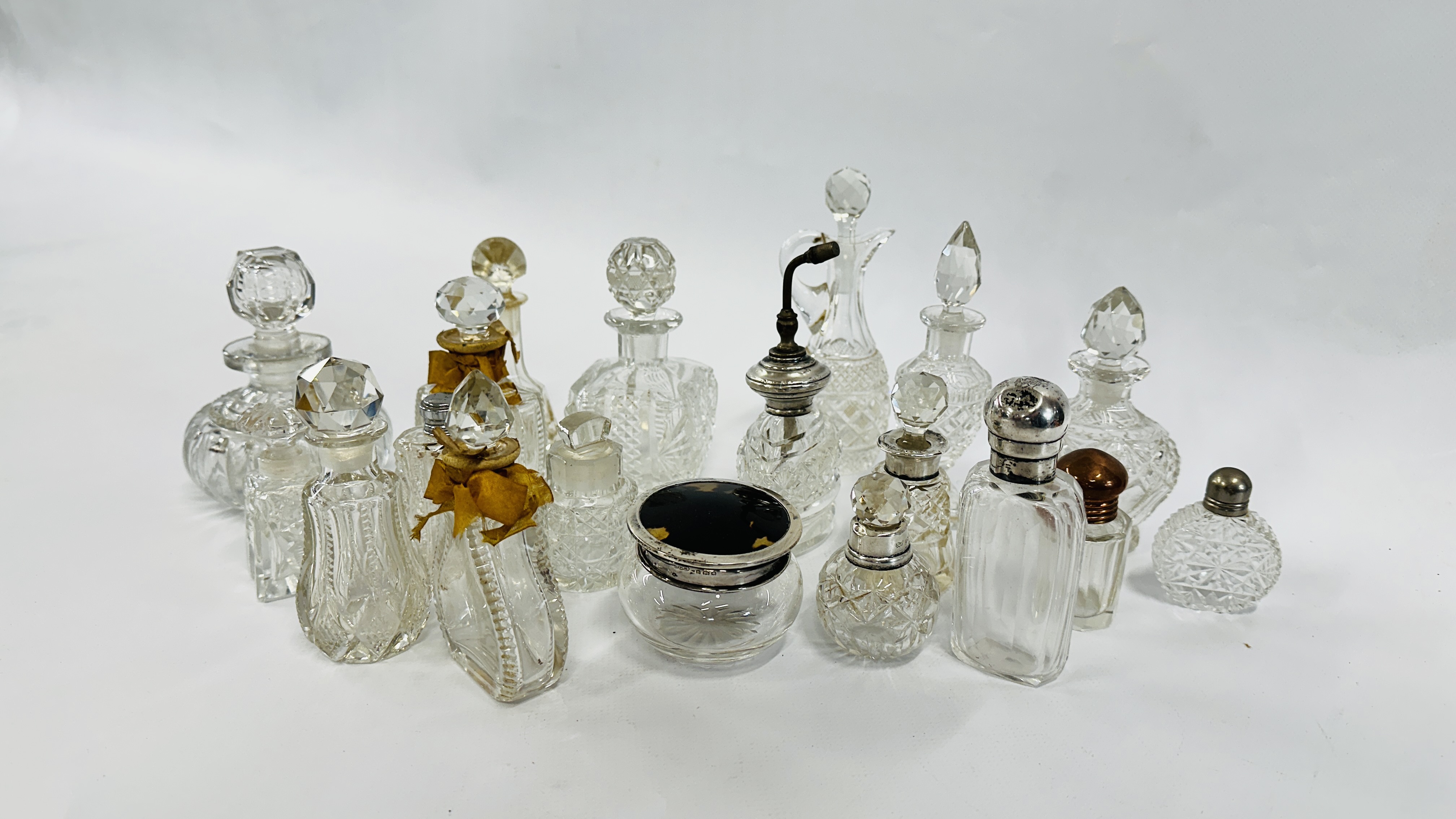 A QUANTITY OF SCENT BOTTLES, SOME SILVER DECORATED. - Image 10 of 14