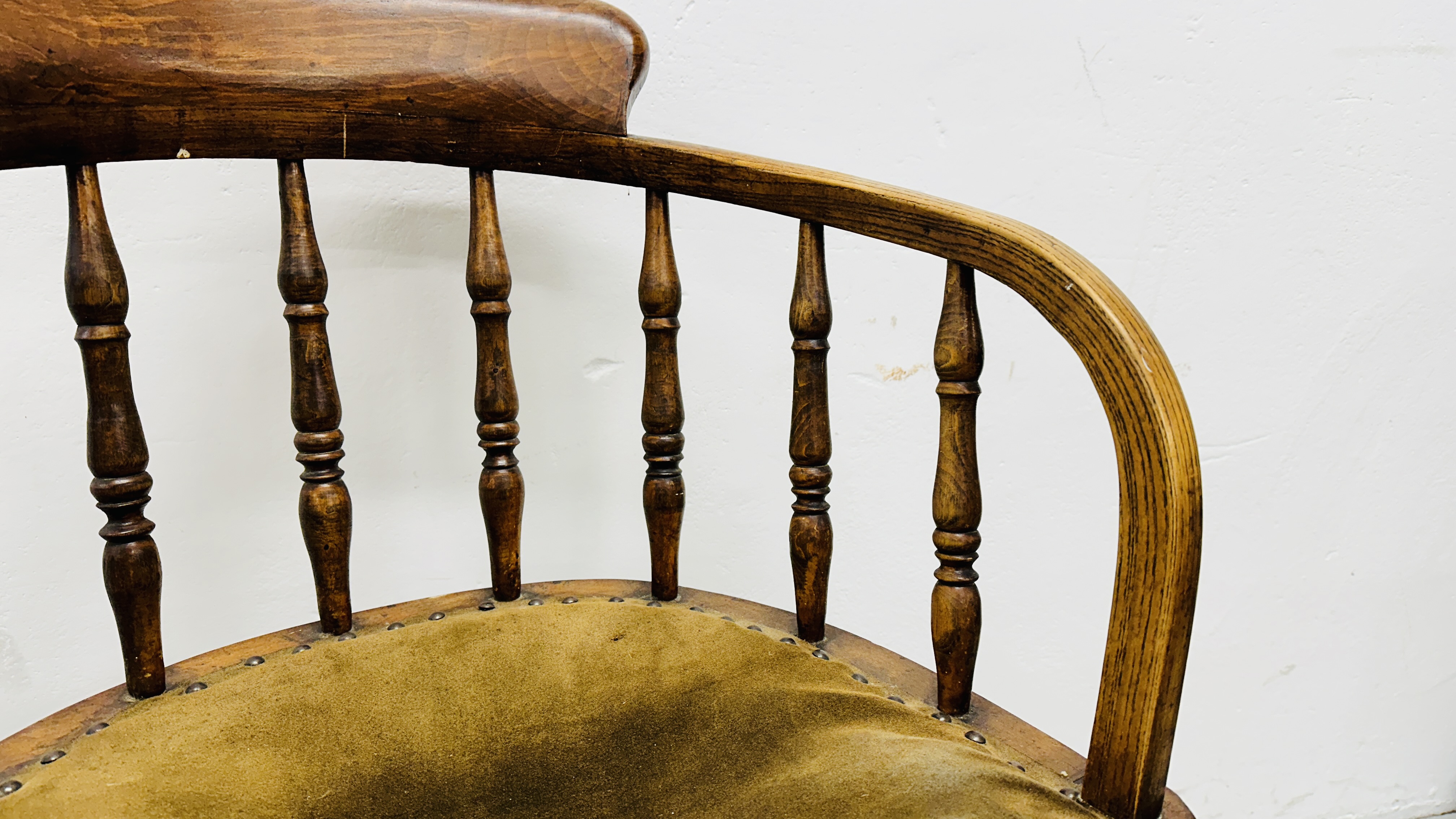 A PAIR OF ANTIQUE SOLID OAK CHAIRS HAVING GREEN LEATHERED SEATS. - Image 5 of 18