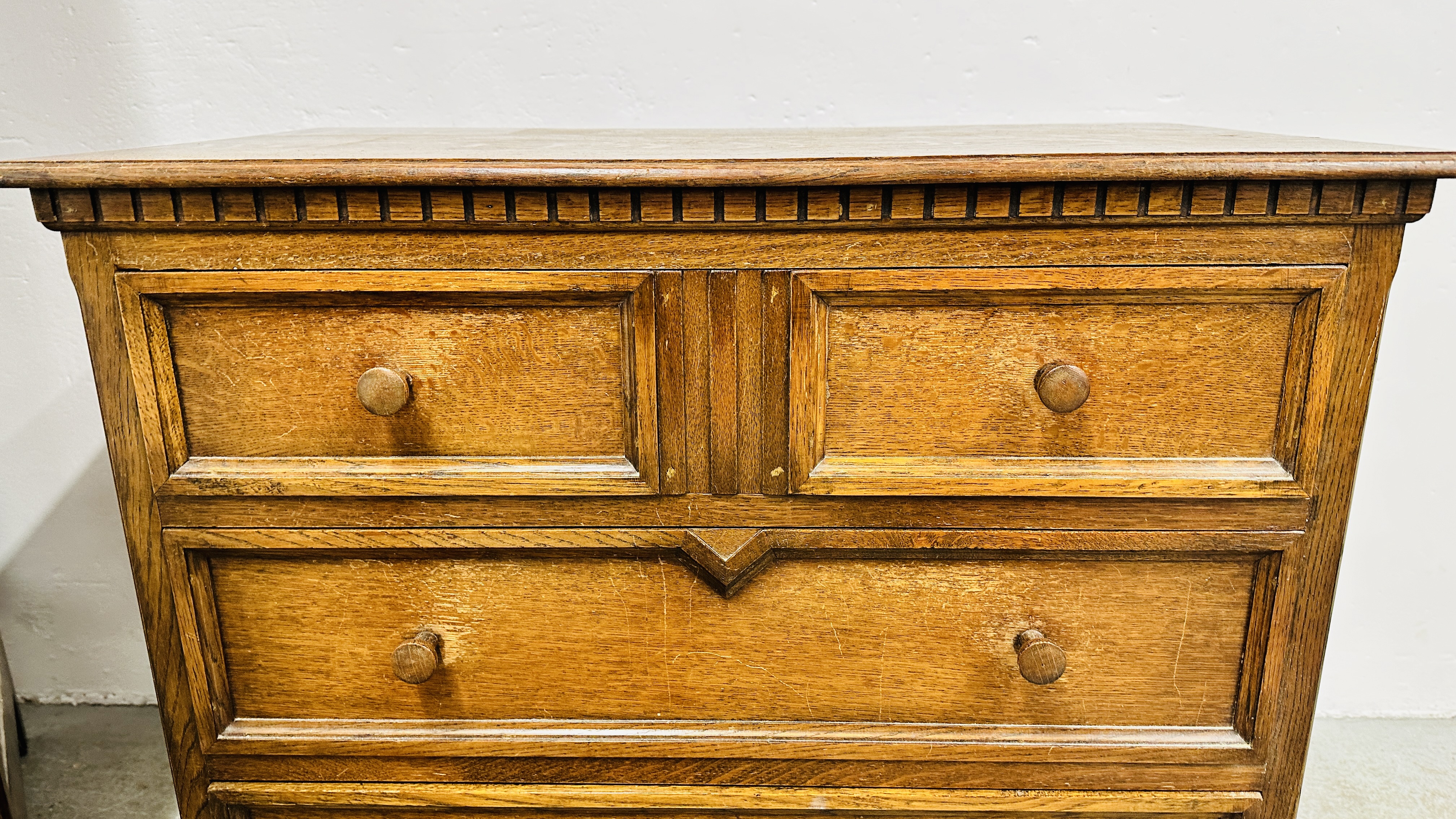 AN OAK THREE PIECE BEDROOM SUITE COMPRISING DOUBLE WARDROBE - W96CM D 53CM H 184CM, - Image 4 of 17