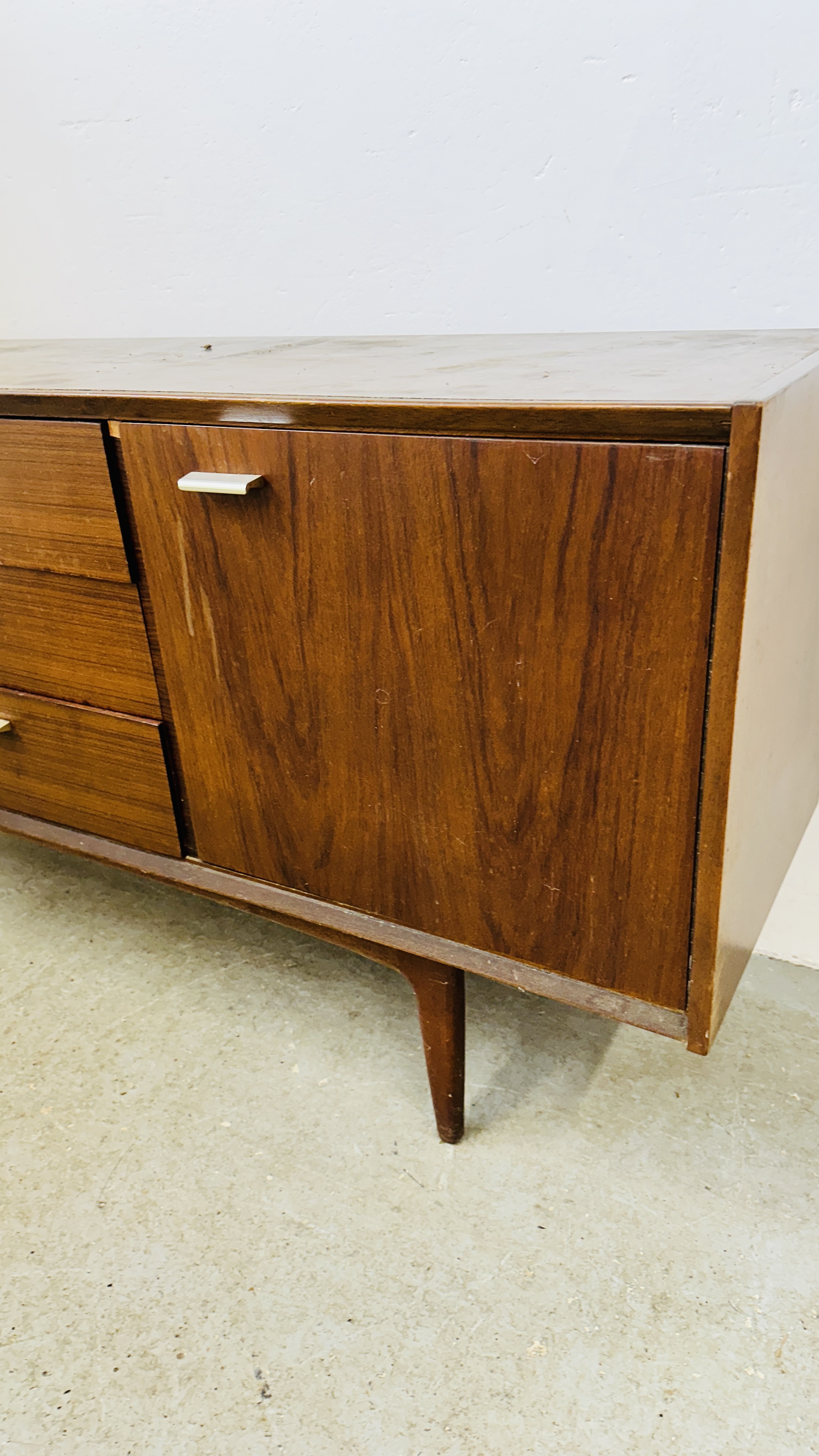 A MID CENTURY WRIGHTON TEAK FINISH 3 DRAWER SIDEBOARD FLANKED BY TWO CUPBOARDS - W 168CM X D 46CM X - Image 4 of 15