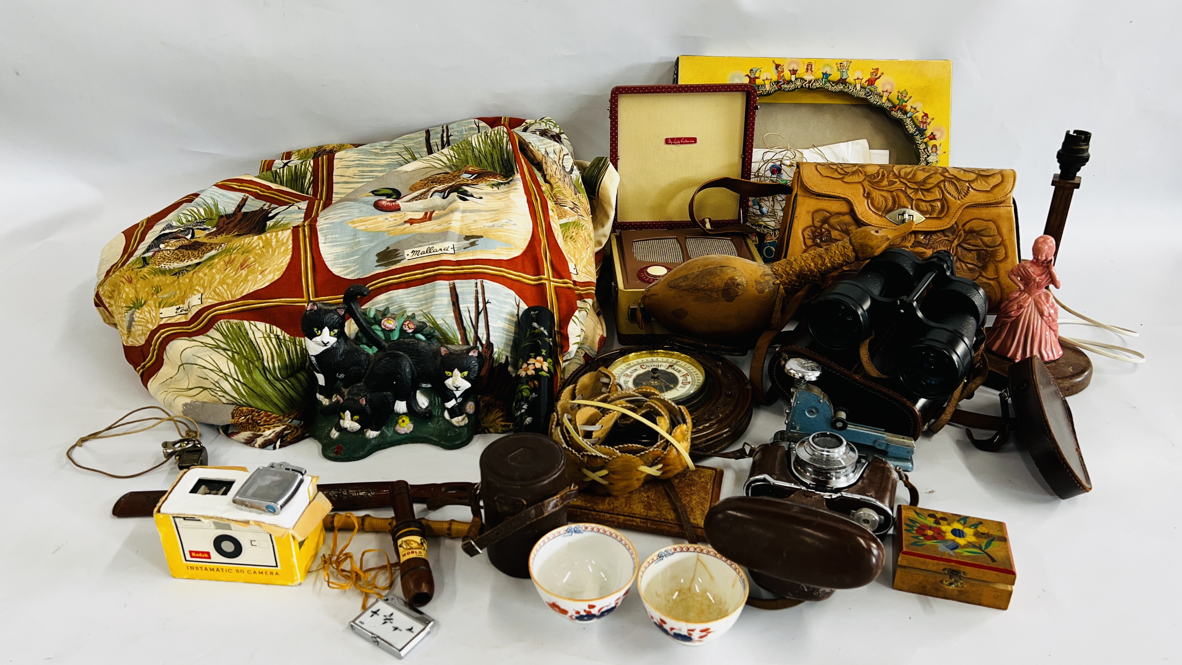 A BOX OF ASSORTED COLLECTIBLES TO INCLUDE BINOCULARS, LEATHER EMBOSSED BAG, CAST DOOR STOP,