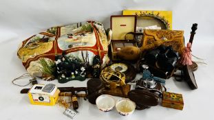 A BOX OF ASSORTED COLLECTIBLES TO INCLUDE BINOCULARS, LEATHER EMBOSSED BAG, CAST DOOR STOP,
