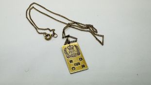 A 9CT GOLD "THE QUEENS SILVER JUBILEE 1977" COMMEMORATIVE PENDANT AND CHAIN, L 45CM.