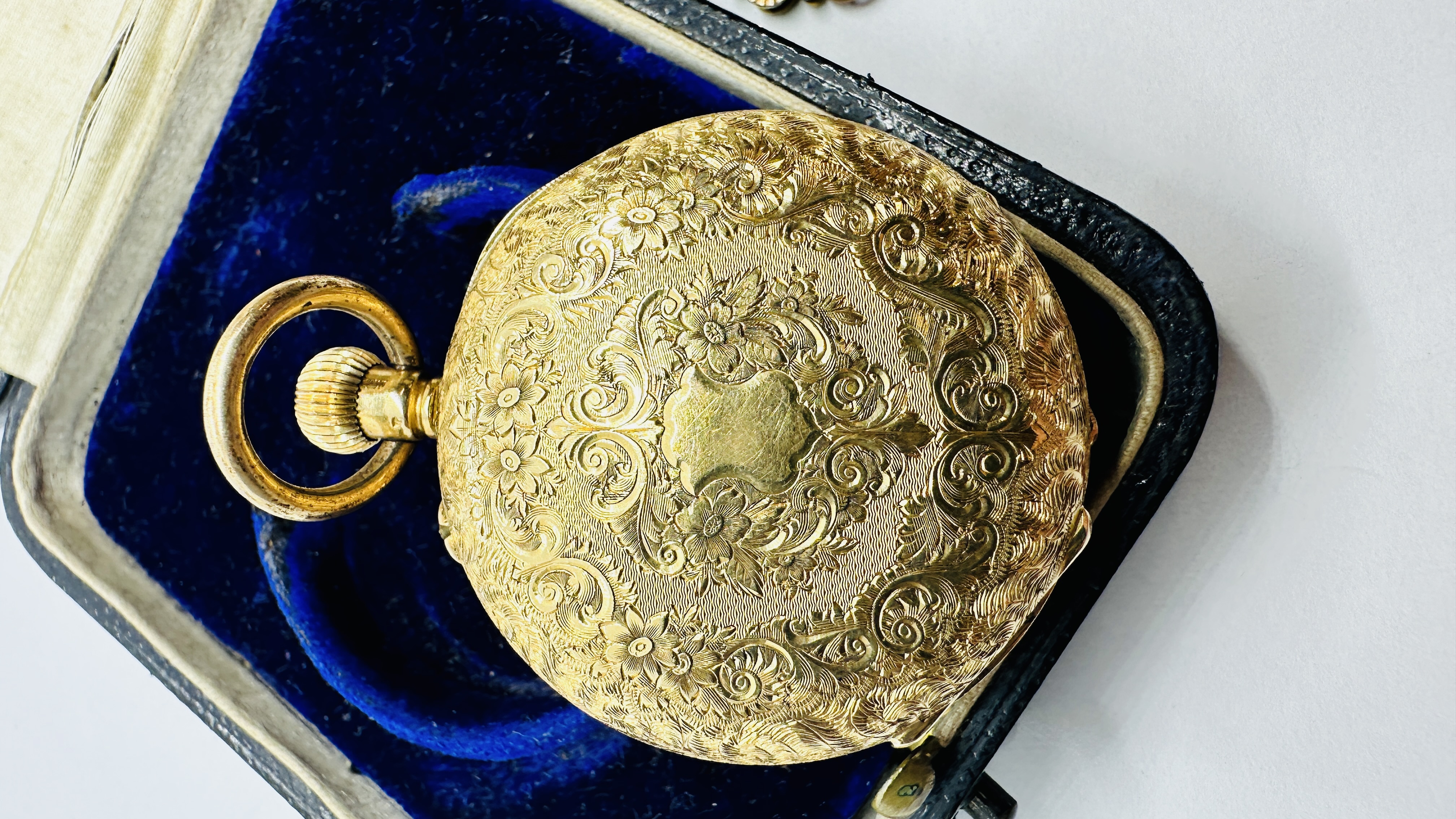 AN ELABORATE ANTIQUE 18CT GOLD CASED HALF HUNTER POCKET WATCH ALONG WITH A WOVEN WATCH CHAIN, - Image 9 of 17