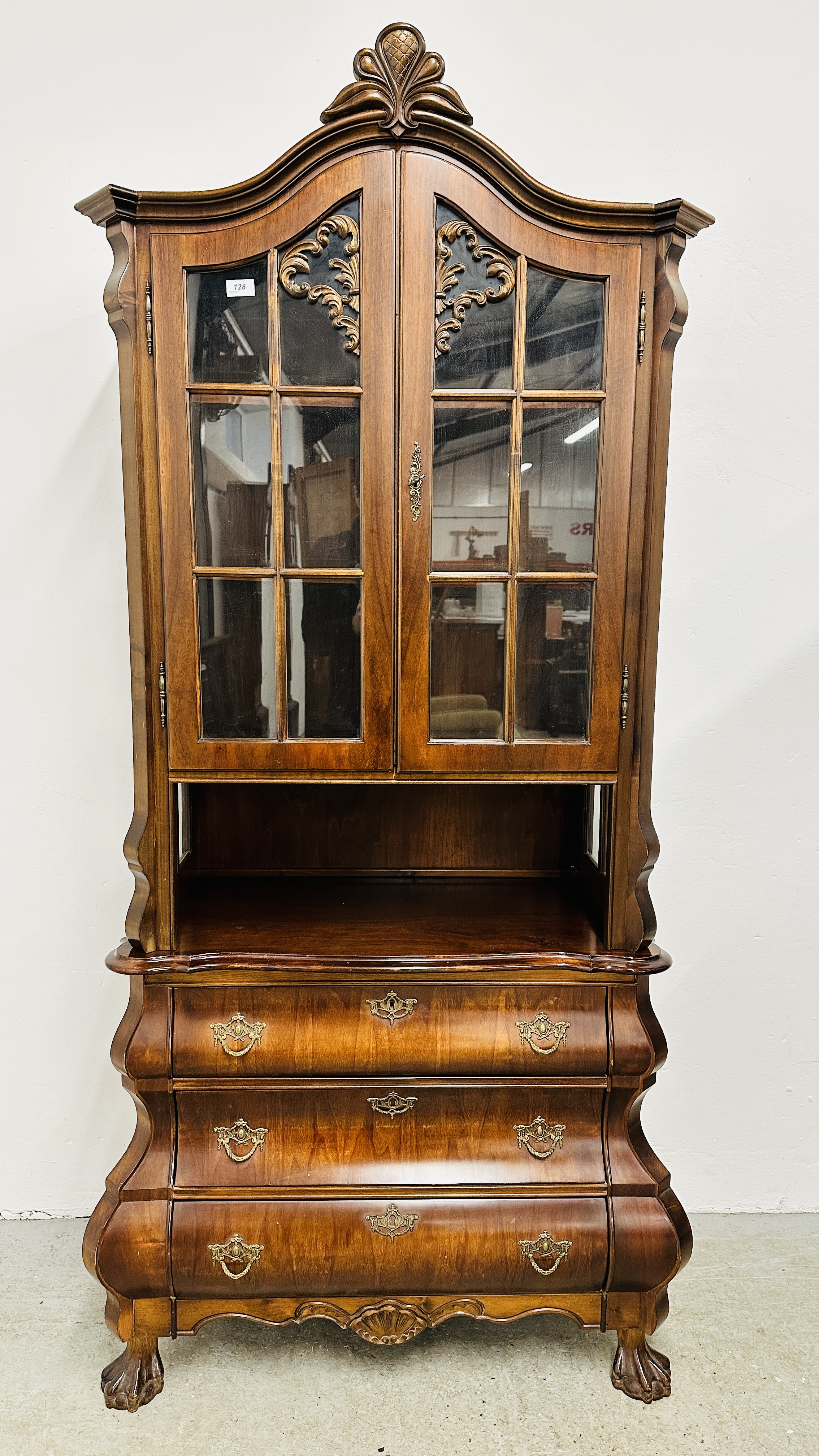 A REPRODUCTION MAHOGANY FINISH GLAZED TOP DISPLAY CABINET ON 3 DRAWER BASE - W 88CM X D 47CM X H