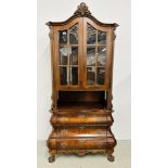 A REPRODUCTION MAHOGANY FINISH GLAZED TOP DISPLAY CABINET ON 3 DRAWER BASE - W 88CM X D 47CM X H