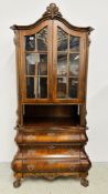 A REPRODUCTION MAHOGANY FINISH GLAZED TOP DISPLAY CABINET ON 3 DRAWER BASE - W 88CM X D 47CM X H