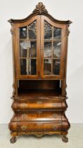 A REPRODUCTION MAHOGANY FINISH GLAZED TOP DISPLAY CABINET ON 3 DRAWER BASE - W 88CM X D 47CM X H