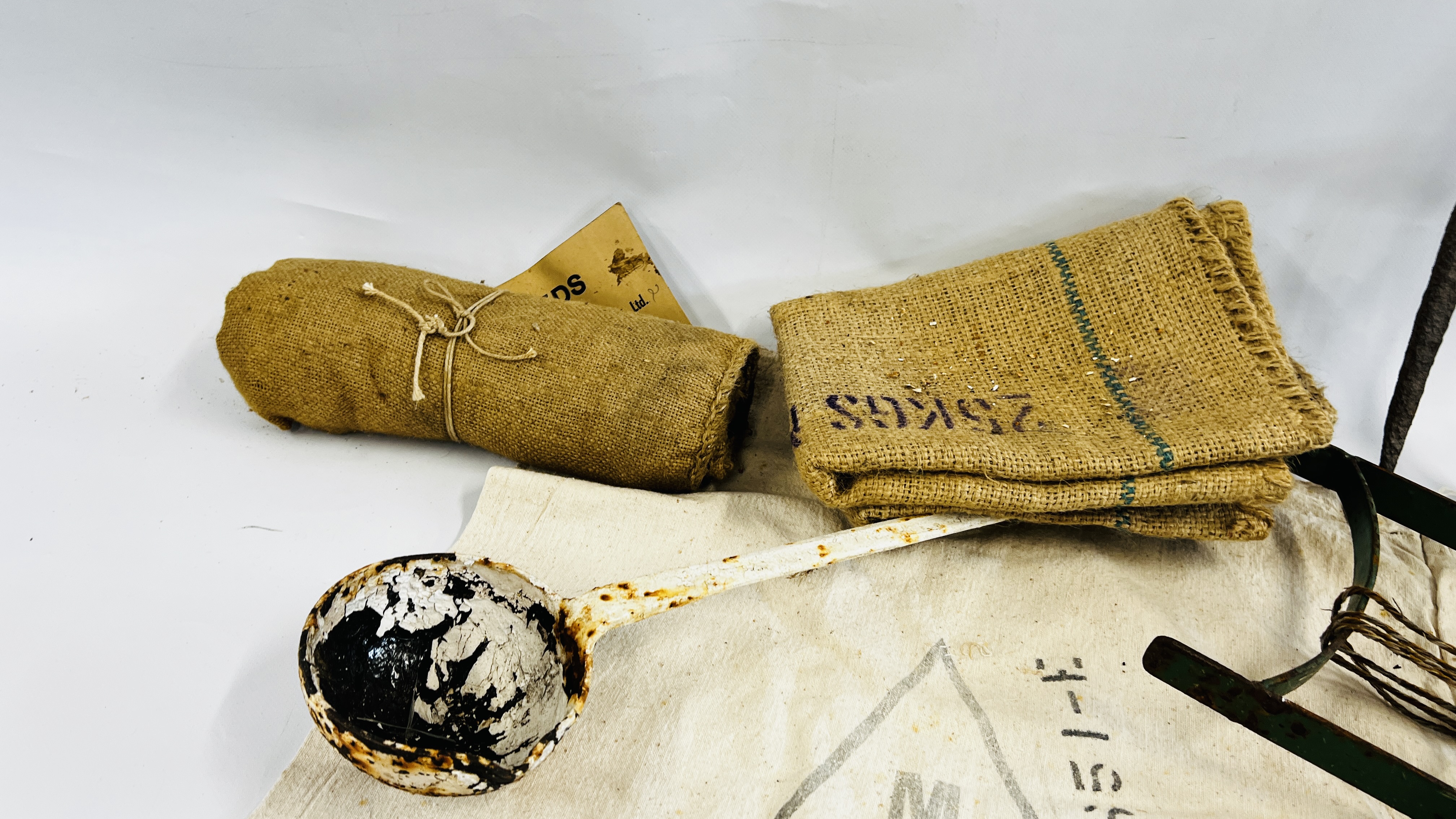 A BOX OF VINTAGE HORTICULTURAL RELATED ITEMS TO INCLUDE LINENS, HESSIAN SEED SACKS, ETC. - Image 3 of 7