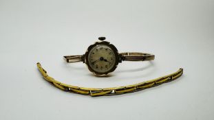 AN ANTIQUE 9CT GOLD CASED LADIES WRIST WATCH ON AN EXPANDABLE BRACELET STRAP MARKED 9CT + A FURTHER