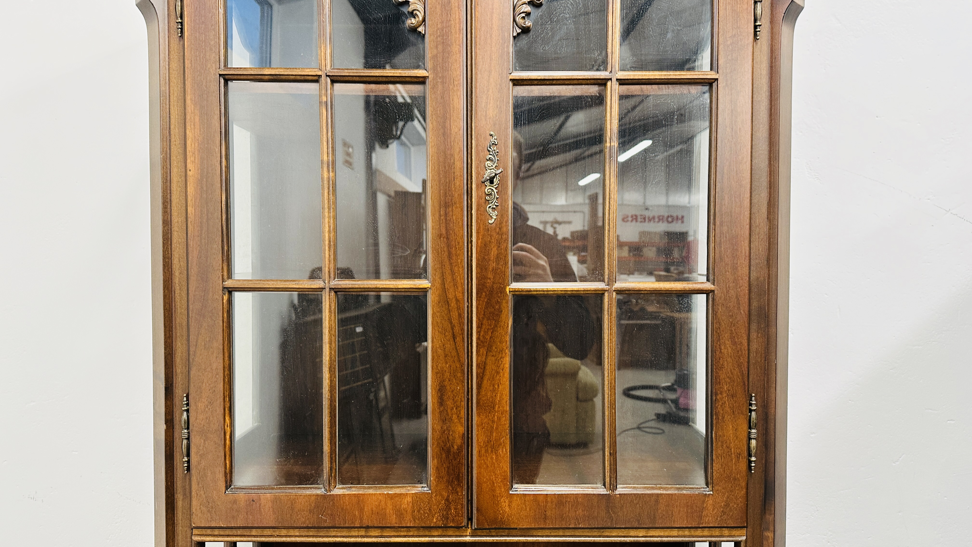 A REPRODUCTION MAHOGANY FINISH GLAZED TOP DISPLAY CABINET ON 3 DRAWER BASE - W 88CM X D 47CM X H - Image 6 of 11