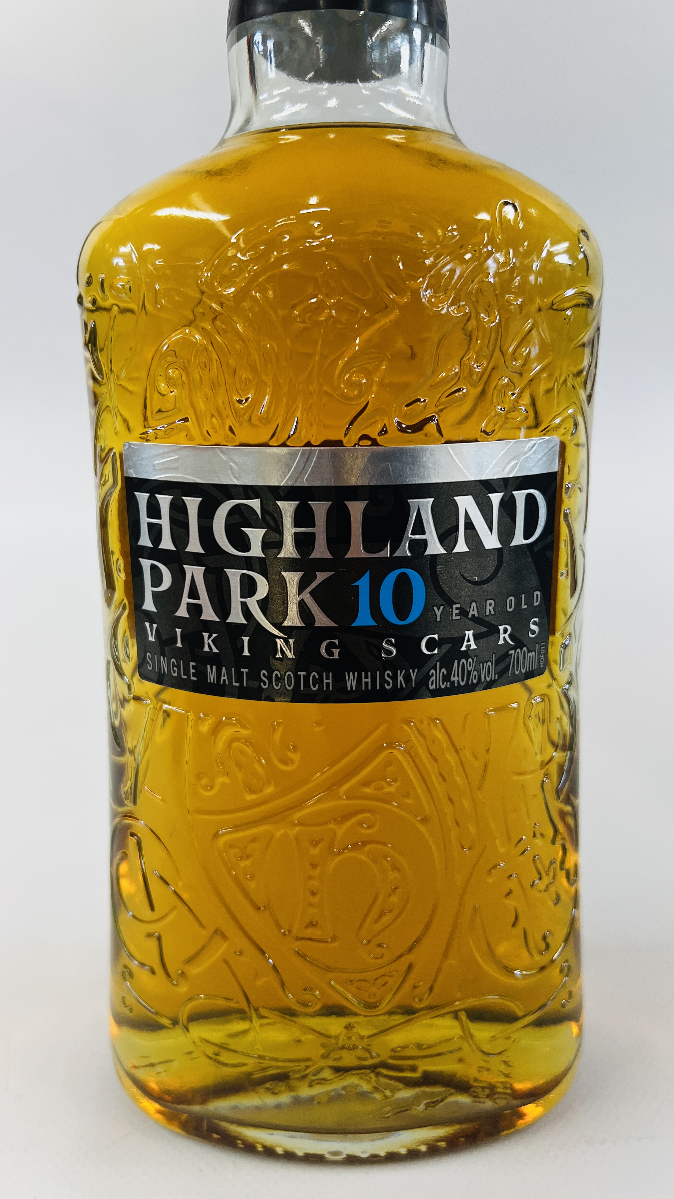 1 X 700ML HIGHLAND PARK 10 YEAR OLD VIKING SCARS SINGLE MALT WHISKY. - Image 3 of 3