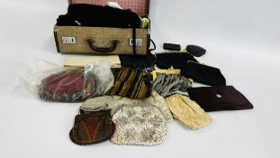 A BOX CONTAINING A COLLECTION OF VINTAGE BAGS AND PURSES TO INCLUDE LEATHER AND BEADED EXAMPLES