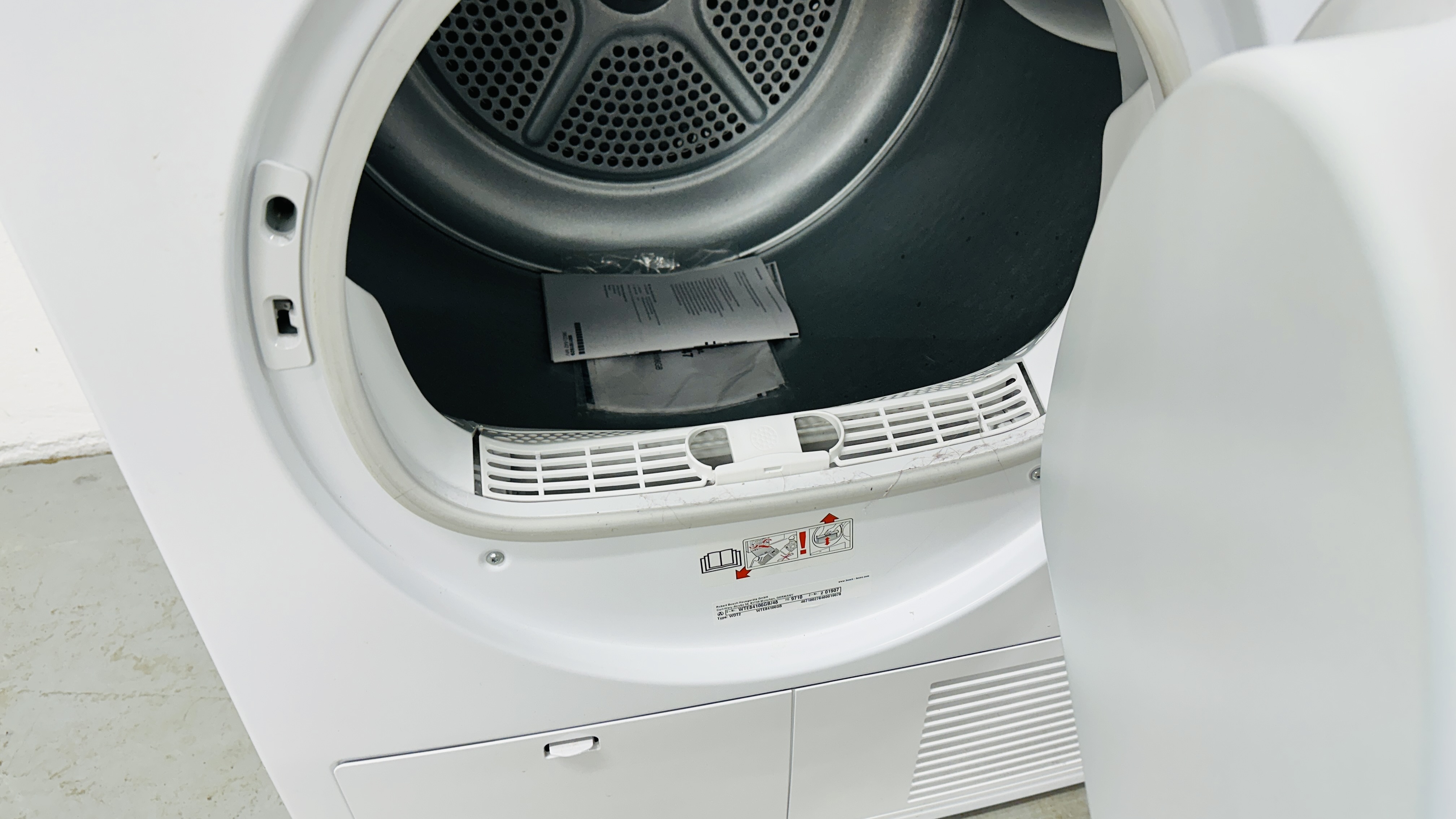 BOSCH CLASSIXX 7 CONDENSER TUMBLE DRYER - SOLD AS SEEN. - Image 6 of 7