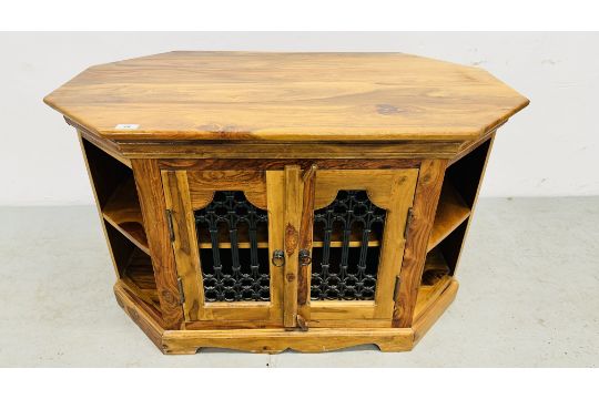 A HARDWOOD TWO DOOR TV CABINET WITH IRON CRAFT DETAIL - W 104CM X D 64CM. - Image 1 of 13