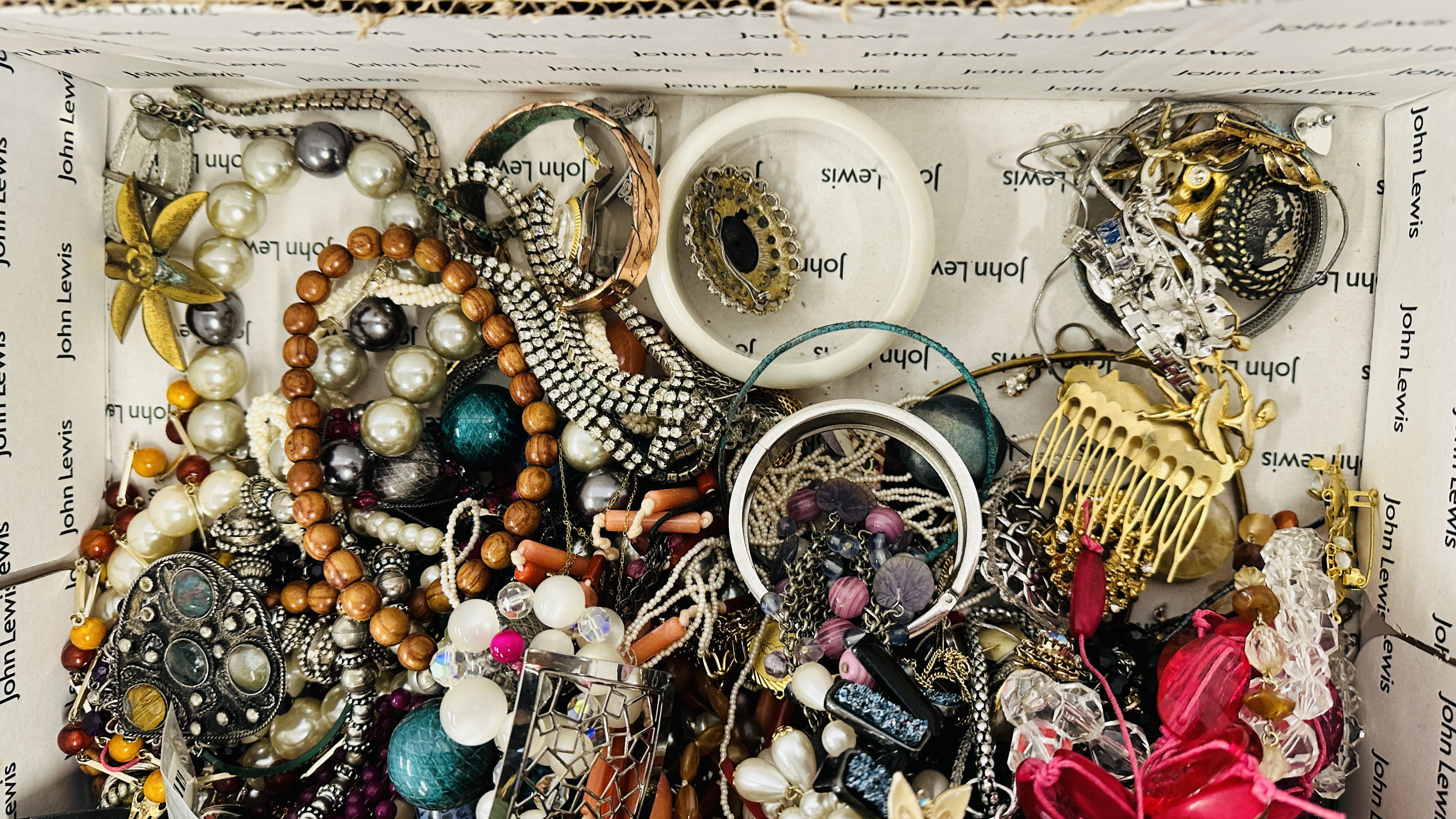 A LARGE BOX OF VINTAGE COSTUME JEWELLERY TO INCLUDE NECKLACES, BRACELETS, BEADS ETC. - Image 8 of 9