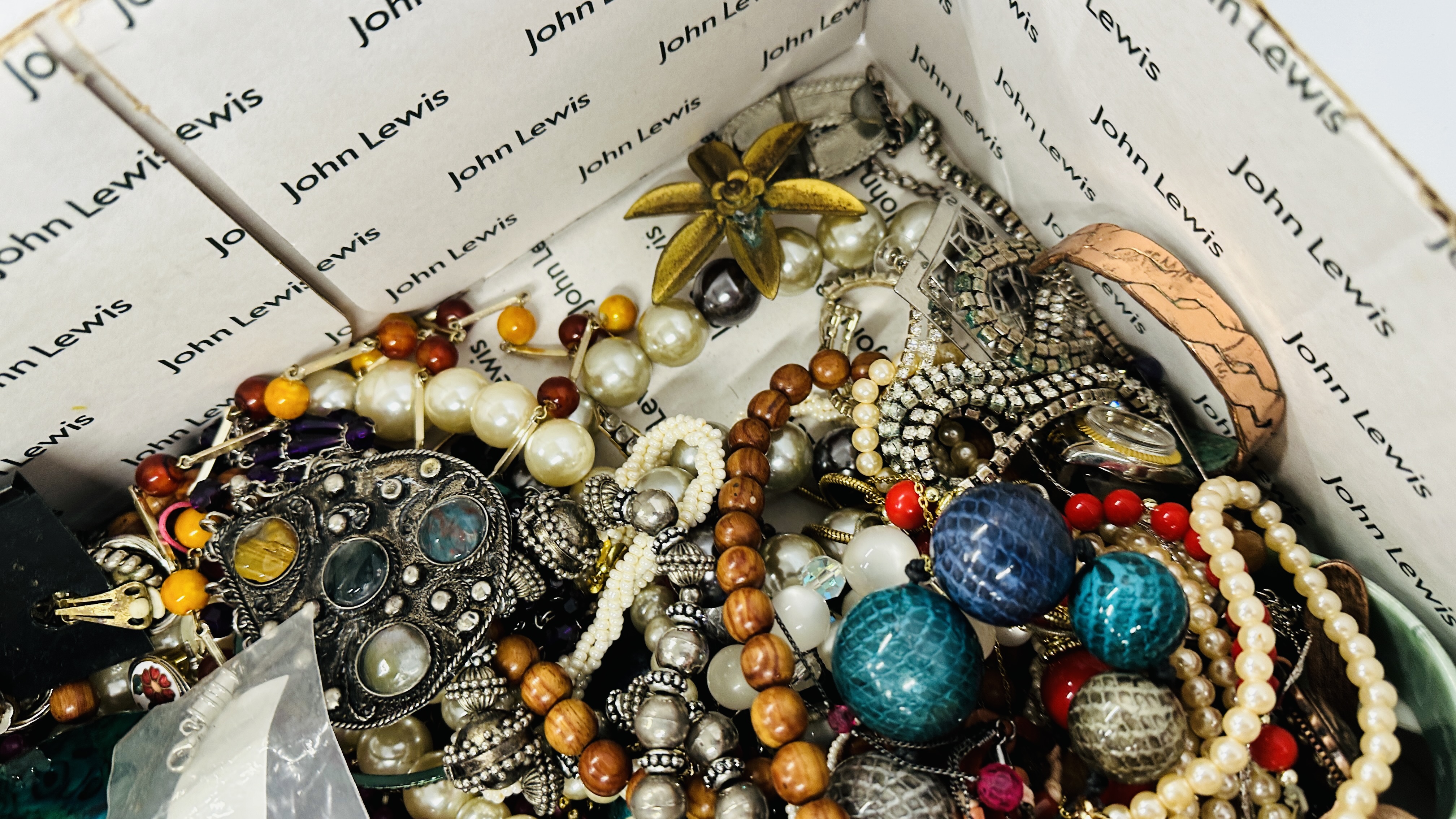 A LARGE BOX OF VINTAGE COSTUME JEWELLERY TO INCLUDE NECKLACES, BRACELETS, BEADS ETC. - Image 7 of 9