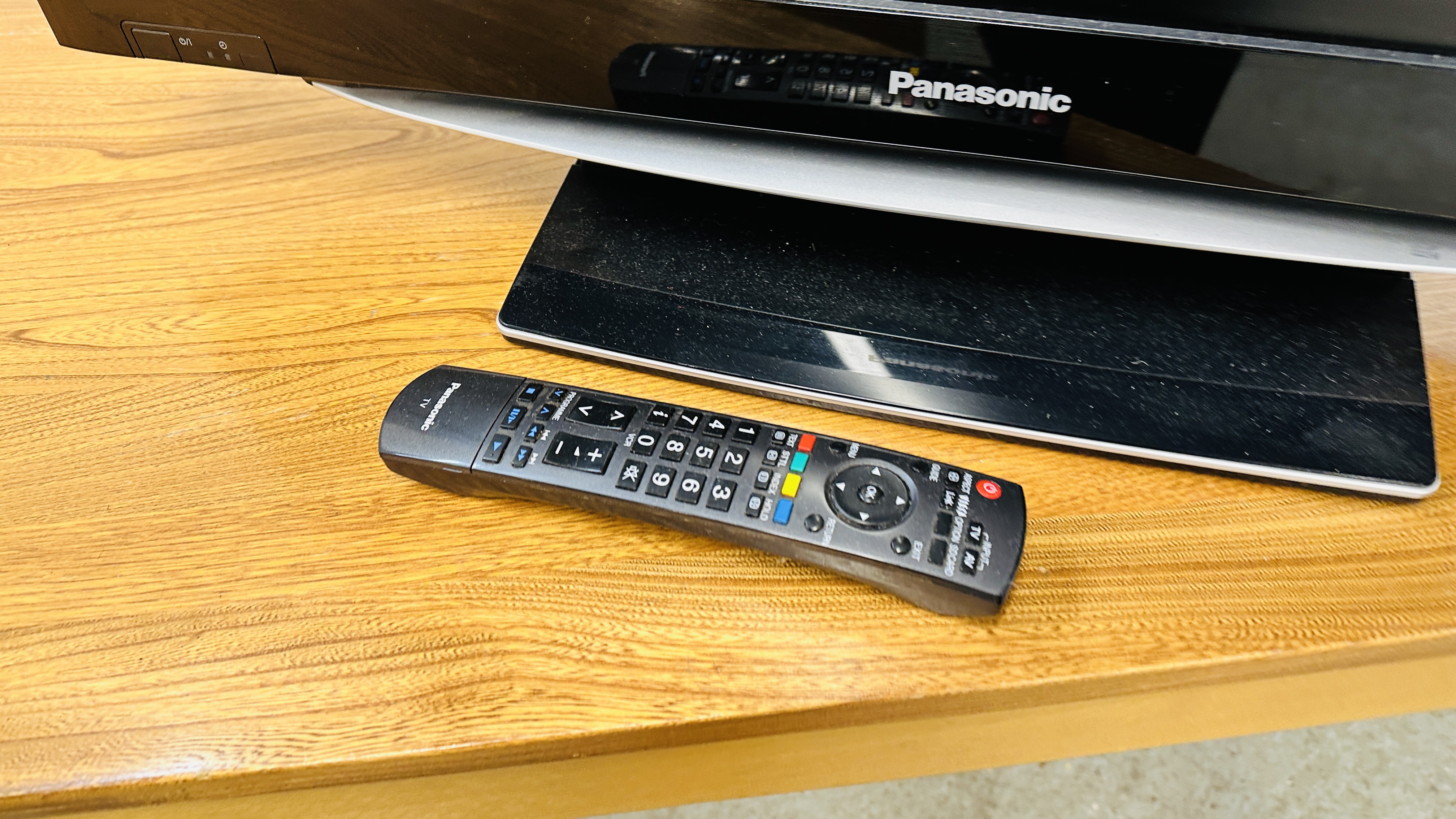 PANASONIC VIERA 32" TV WITH REMOTE - SOLD AS SEEN. - Image 2 of 3