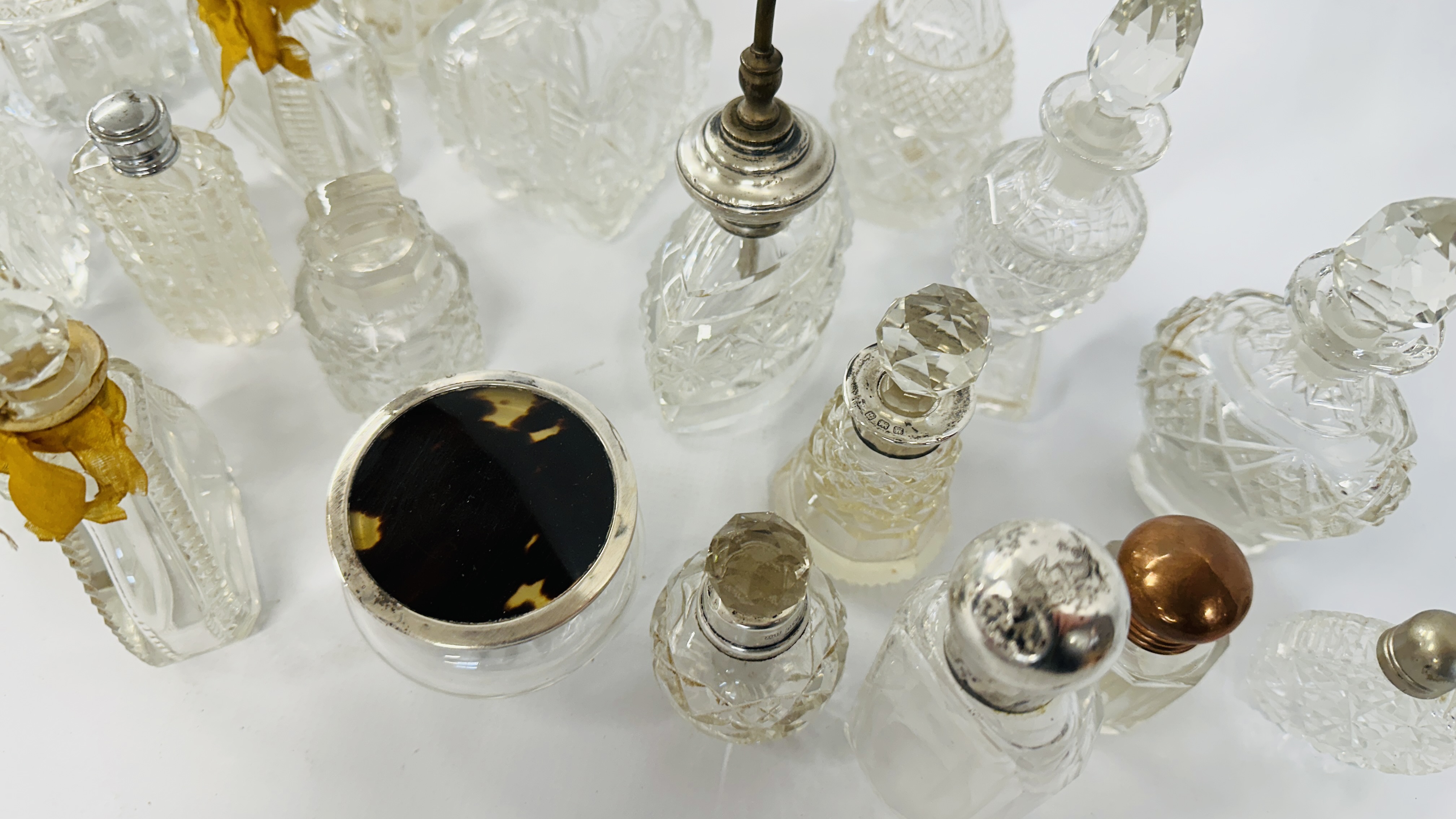 A QUANTITY OF SCENT BOTTLES, SOME SILVER DECORATED. - Image 3 of 14