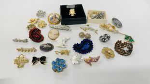 APPROX 30 COSTUME JEWELLERY BROOCHES.