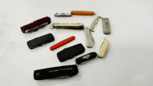A GROUP OF 13 ASSORTED MODERN & VINTAGE POCKET KNIVES TO INCLUDE ADVERTISING EXAMPLES.