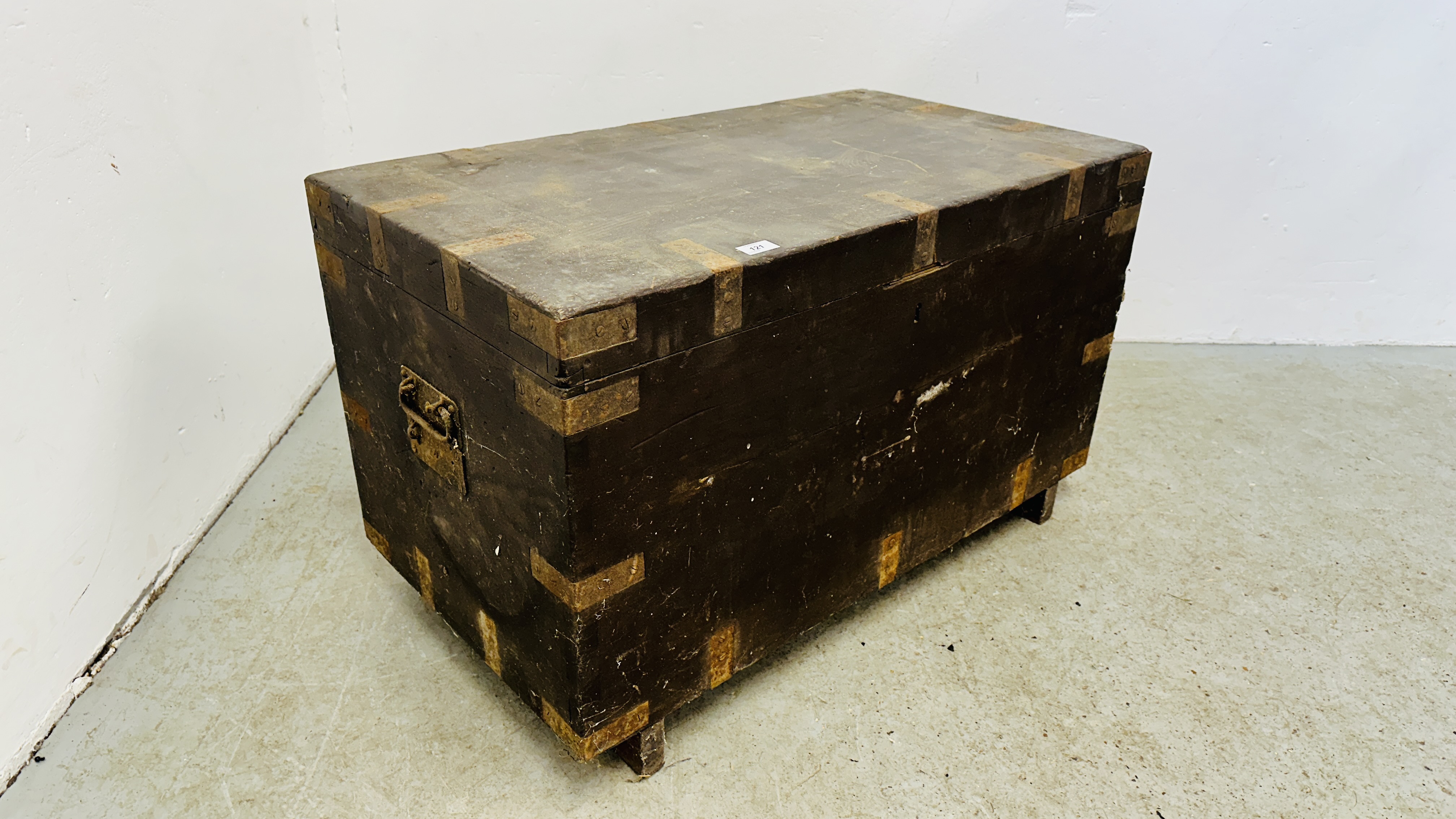ANTIQUE MAHOGANY METAL BOUND TRUNK. - Image 3 of 13