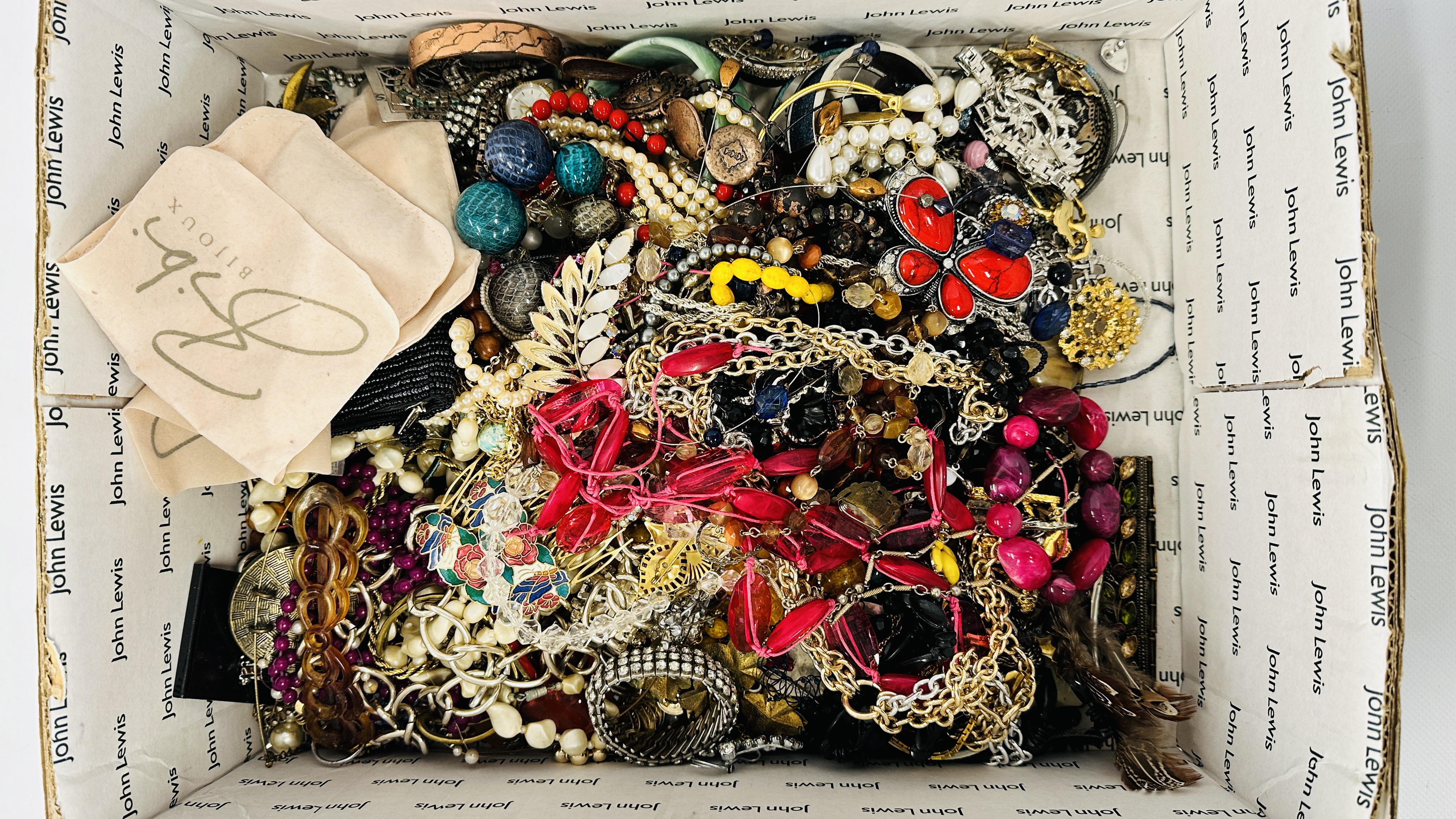 A LARGE BOX OF VINTAGE COSTUME JEWELLERY TO INCLUDE NECKLACES, BRACELETS, BEADS ETC.