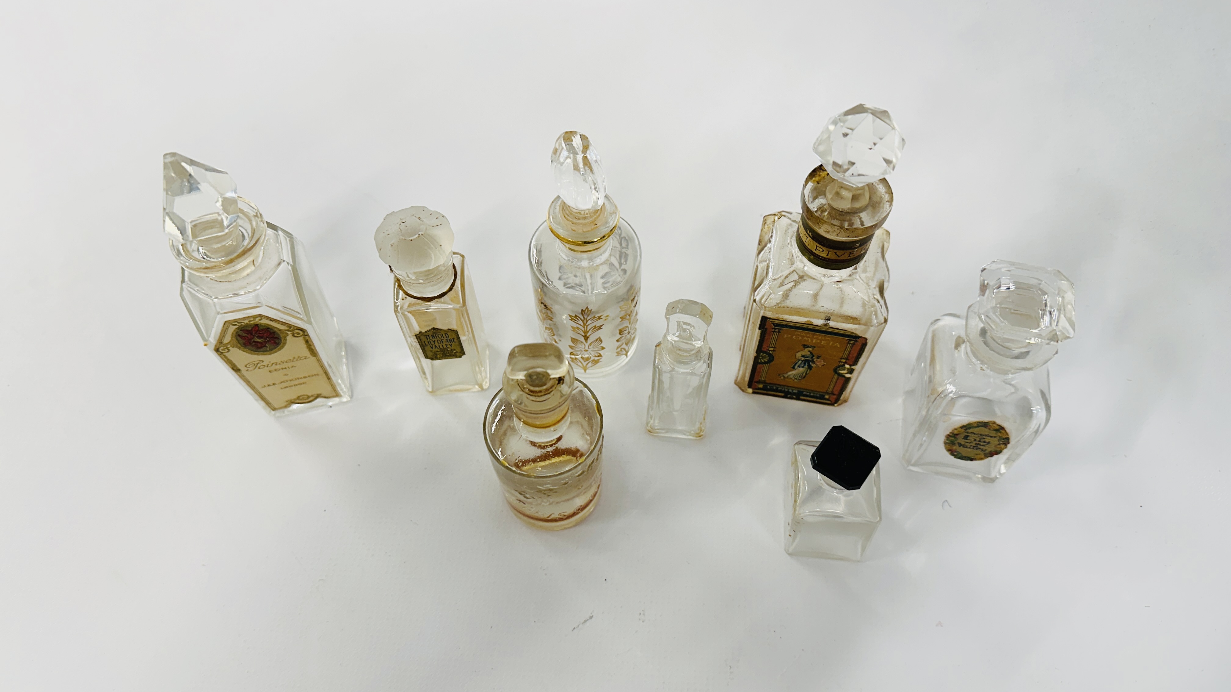 A COLLECTION OF ANTIQUE BRANDED SCENT BOTTLES, TO INCLUDE BACCARAT FRANCE WITH ORIGINAL LABEL. - Image 6 of 11