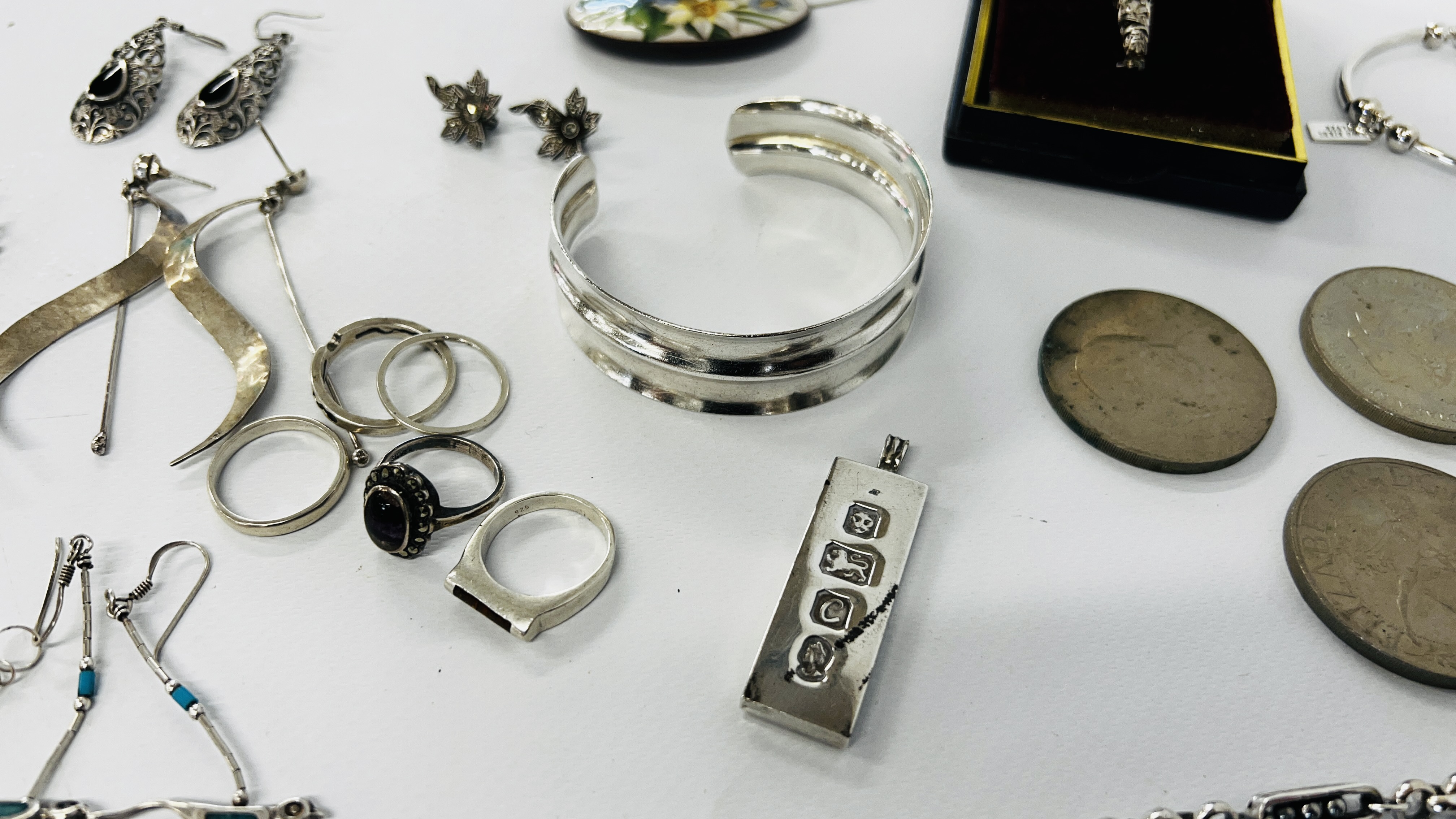 A GROUP OF SILVER AND WHITE METAL JEWELLERY TO INCLUDE SILVER BLUE JOHN SET RING, - Image 9 of 11