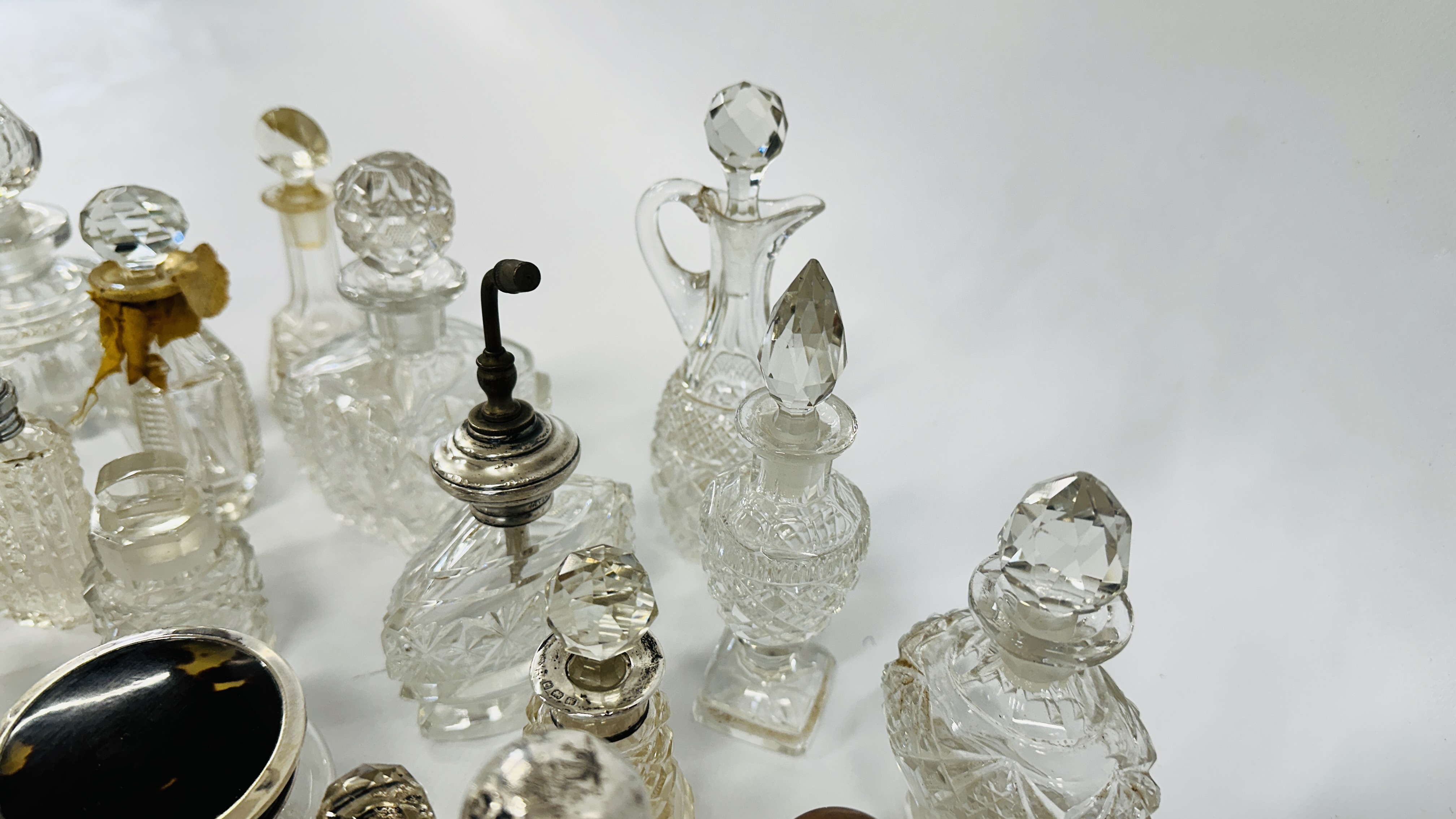 A QUANTITY OF SCENT BOTTLES, SOME SILVER DECORATED. - Image 8 of 14