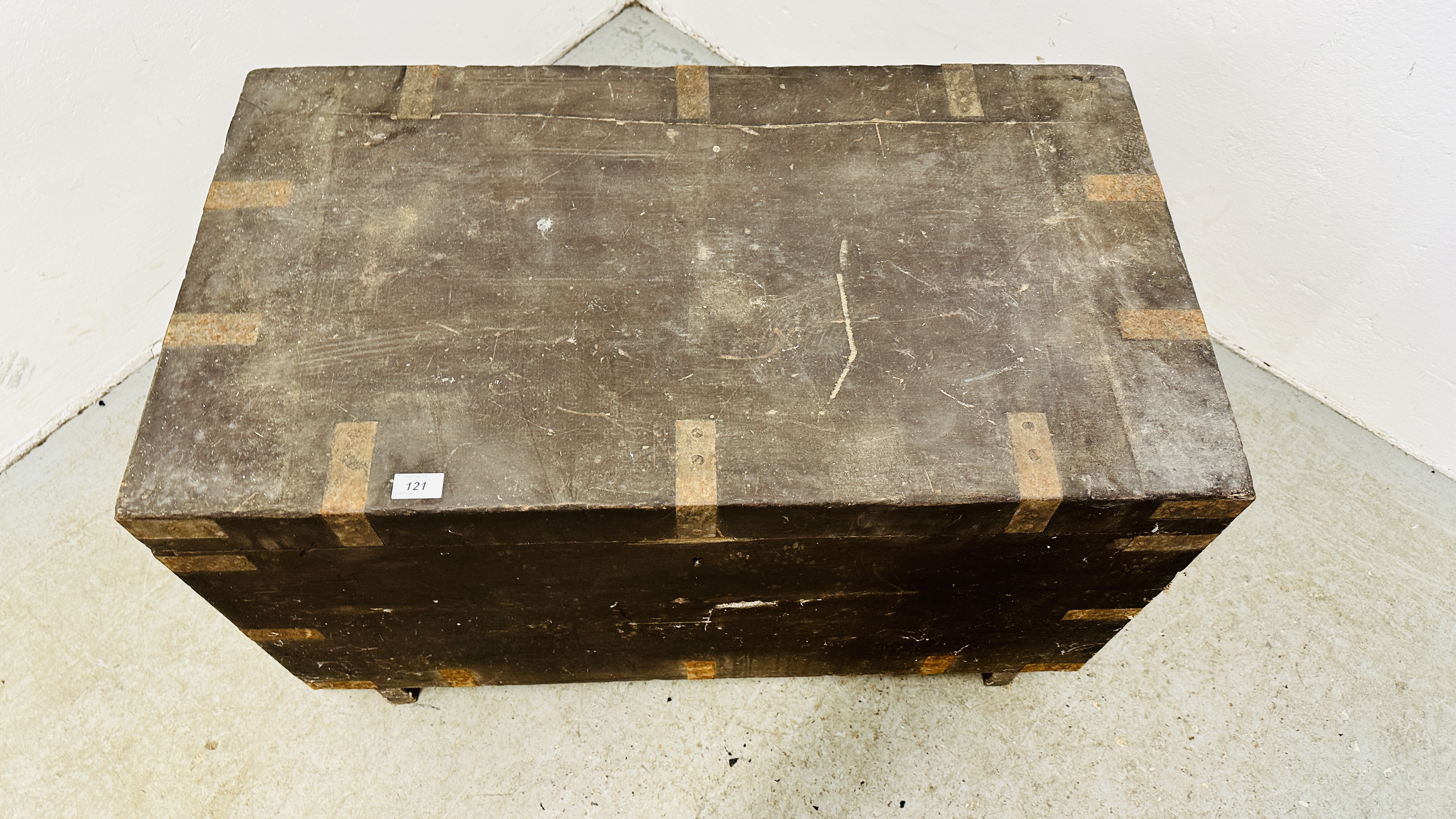 ANTIQUE MAHOGANY METAL BOUND TRUNK. - Image 2 of 13