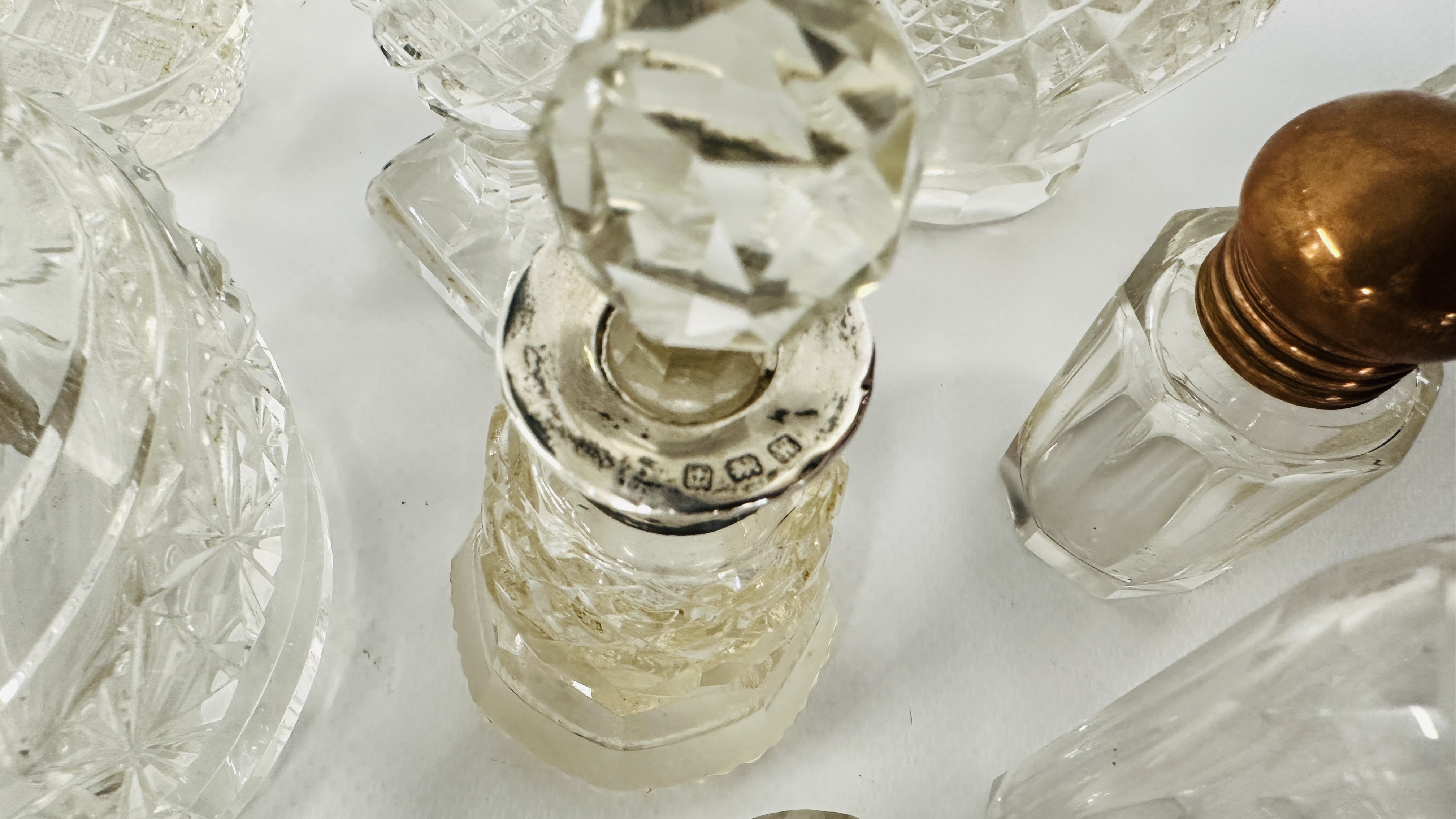 A QUANTITY OF SCENT BOTTLES, SOME SILVER DECORATED. - Image 11 of 14