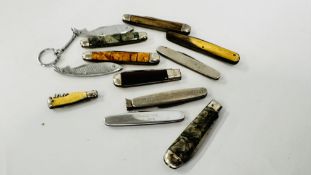 A GROUP OF 12 ASSORTED VINTAGE POCKET KNIVES TO INCLUDE 2 EXAMPLES IN THE FORM OF FISH.