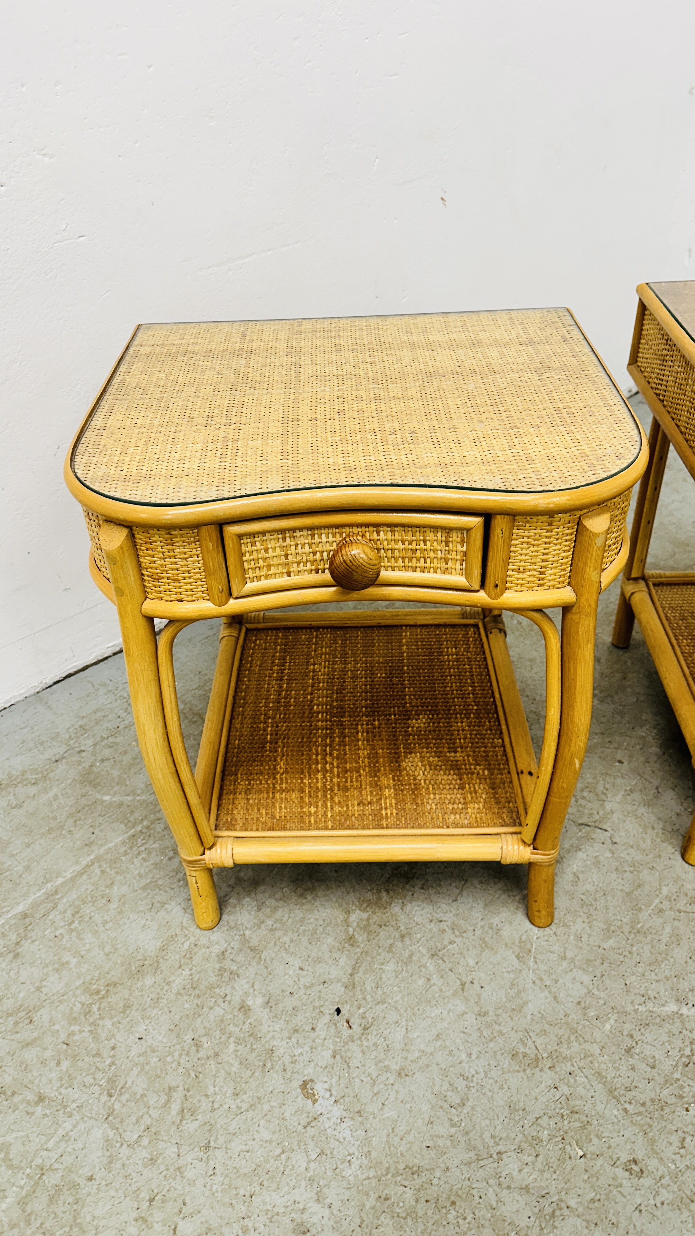 A PAIR OF WICKER SINGLE DRAWER BEDSIDE CABINETS WITH GLASS TOPS. - Image 2 of 8