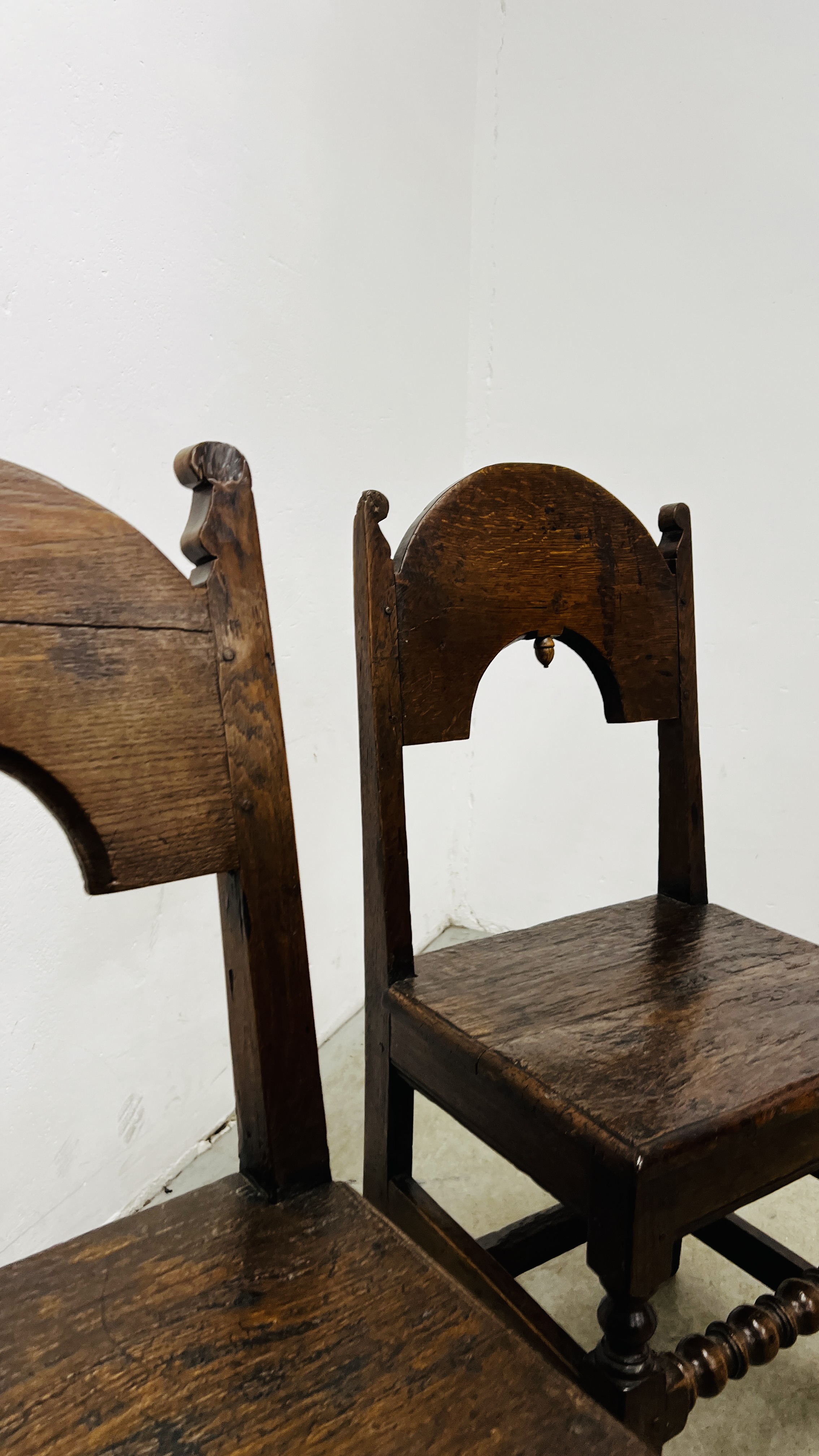 A PAIR OF 17TH CENTURY JOINED OAK CHAIRS, POSSIBLY NORTH COUNTRY. - Image 9 of 20