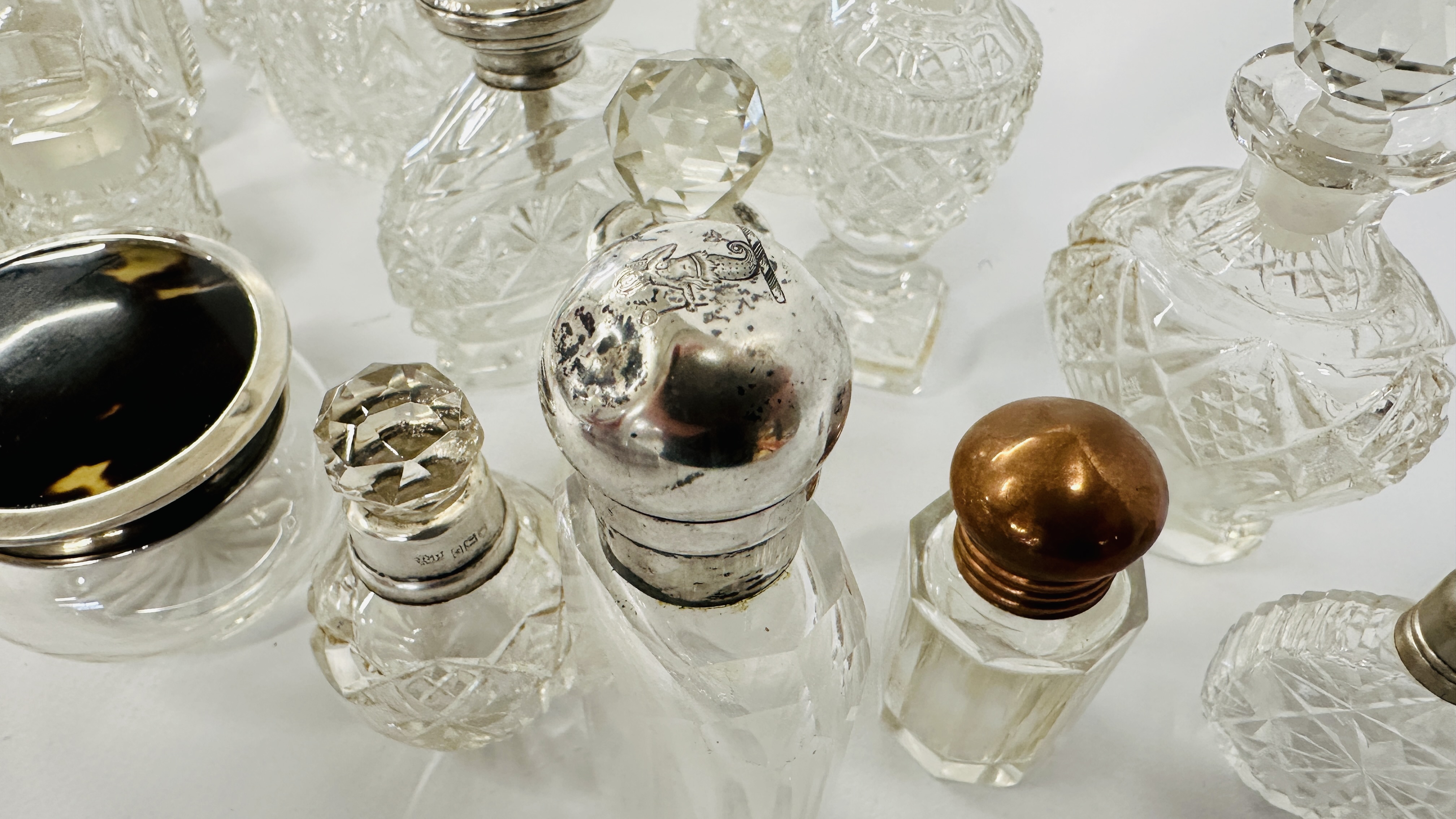 A QUANTITY OF SCENT BOTTLES, SOME SILVER DECORATED. - Image 12 of 14